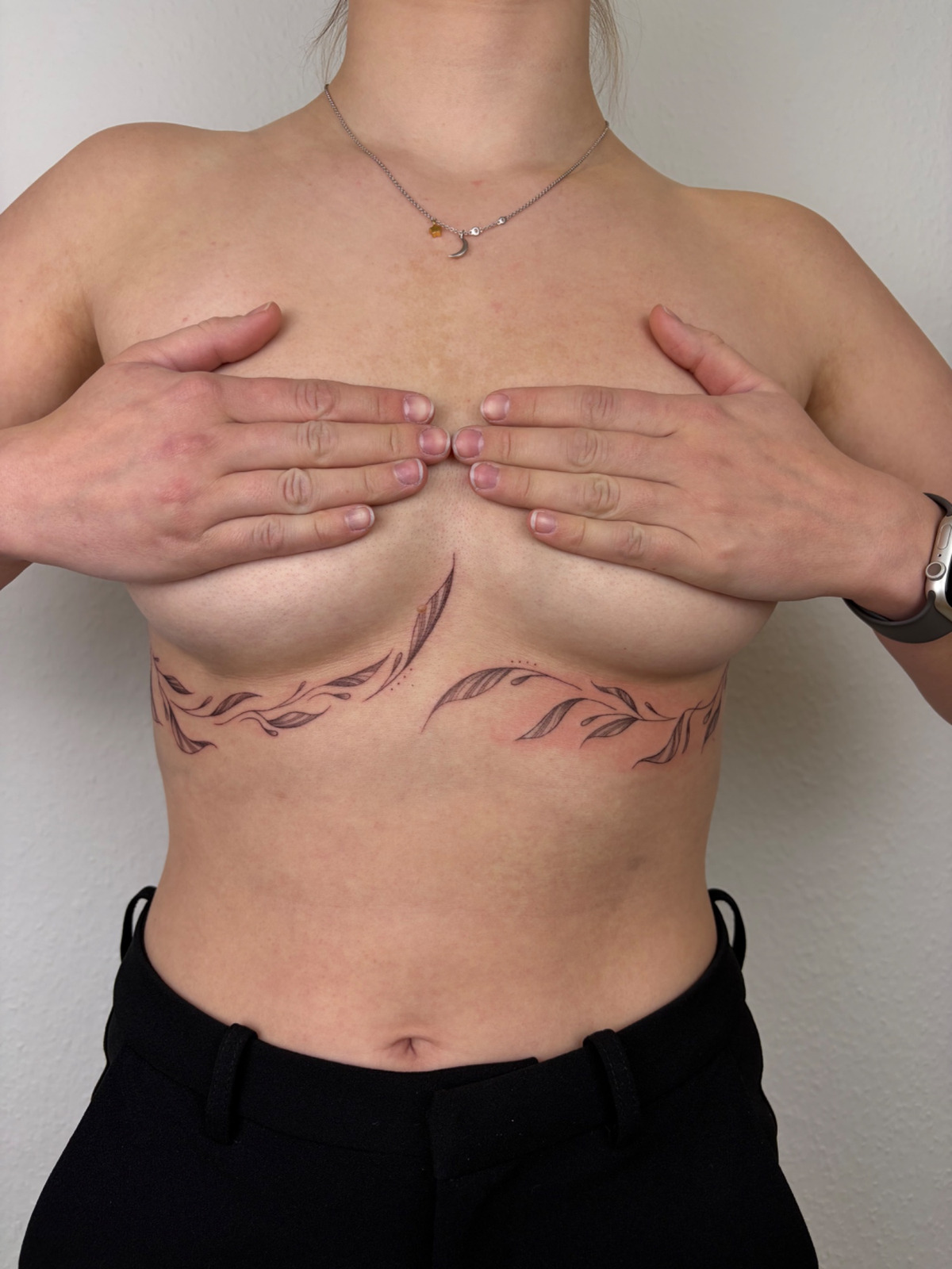 Floral Underboob Tattoo im Fineline Style auf Brust von Sadmeply in Hamburg