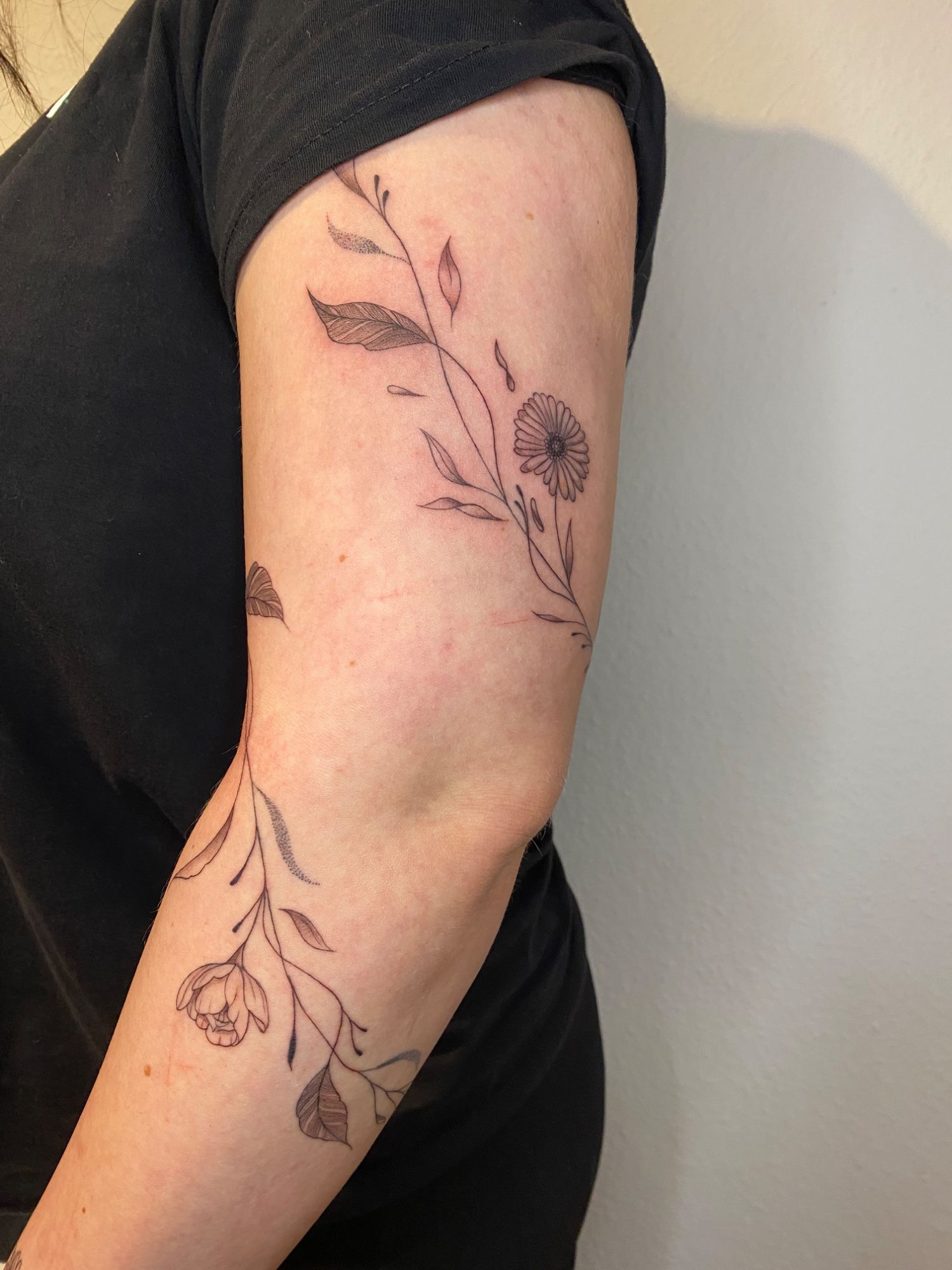 Flower Arm-Bracelet im Fineline Style auf Oberarm von Sadmeply Tattoo in Hamburg