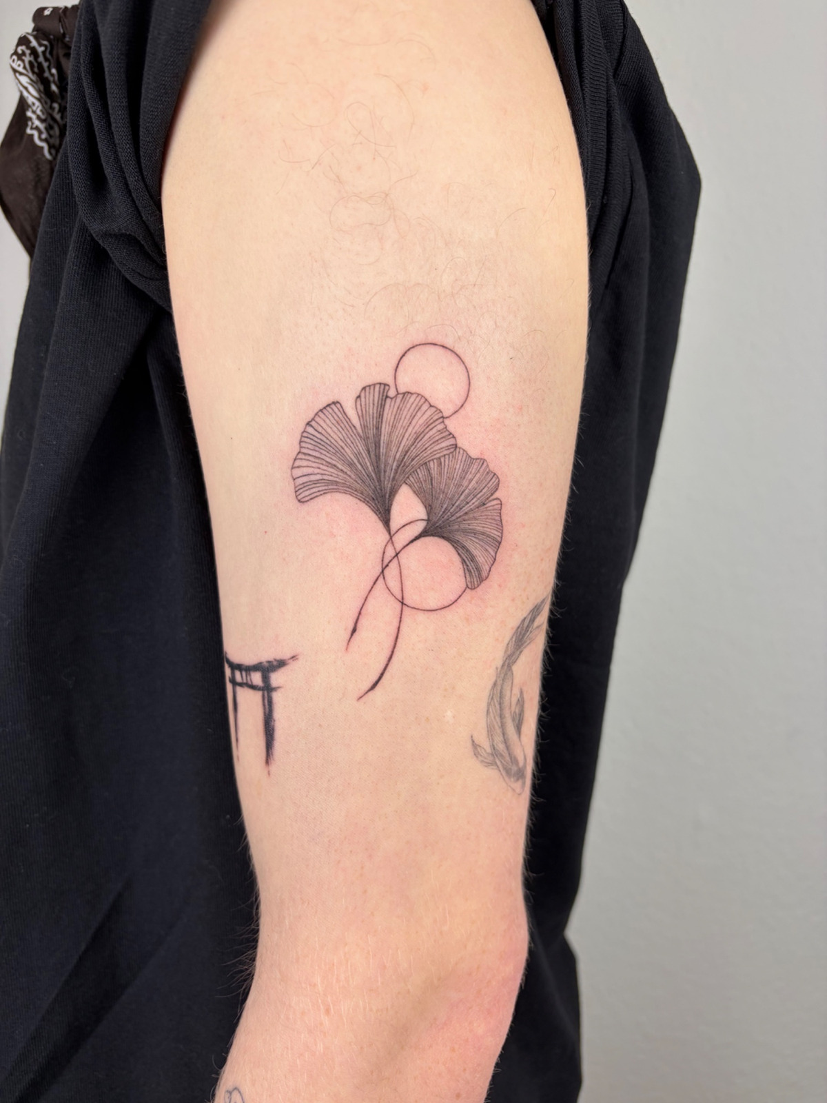Gingko Blätter im Fineline Style auf Oberarm von Sadmeply Tattoo in Hamburg