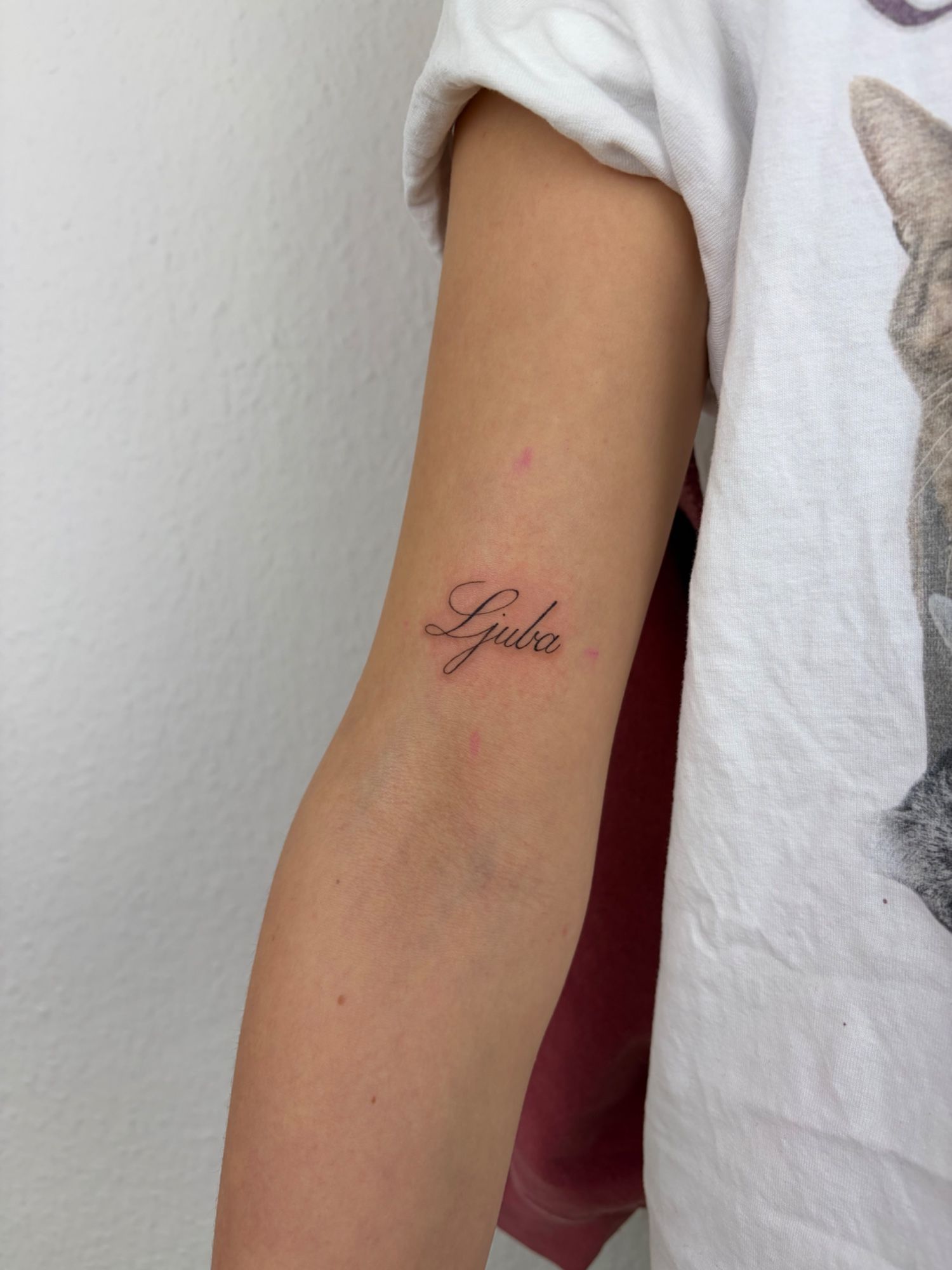Lettering im Fineline Style auf Oberarm von Sadmeply Tattoo in Hamburg