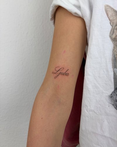 Lettering im Fineline Style auf Oberarm von Atelier THRĪ in Hamburg