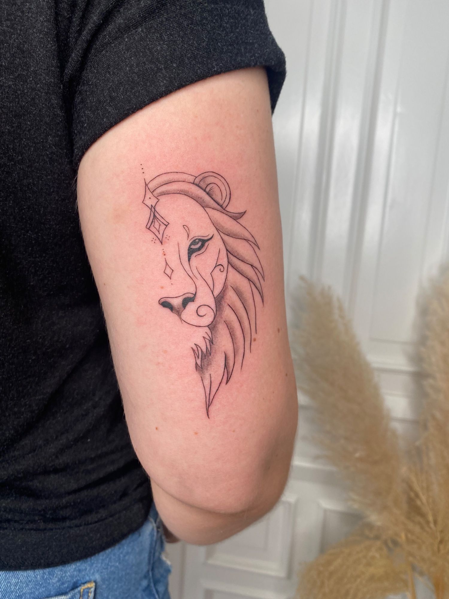 Lion im Fineline Style auf Oberarm von Sadmeply Tattoo in Hamburg