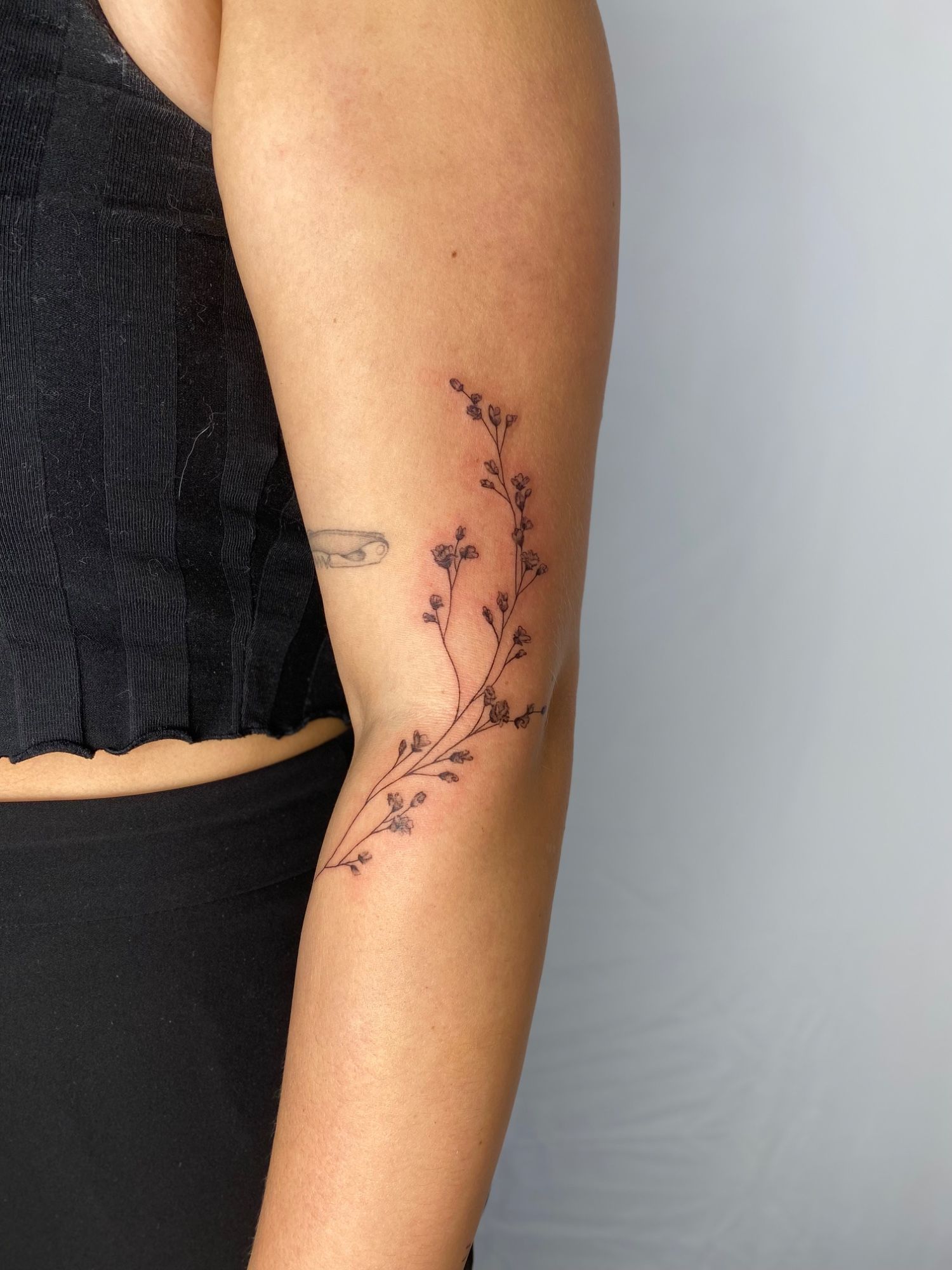 Floral im Botanical, Style auf Unterarm von Sadmeply Tattoo in Hamburg