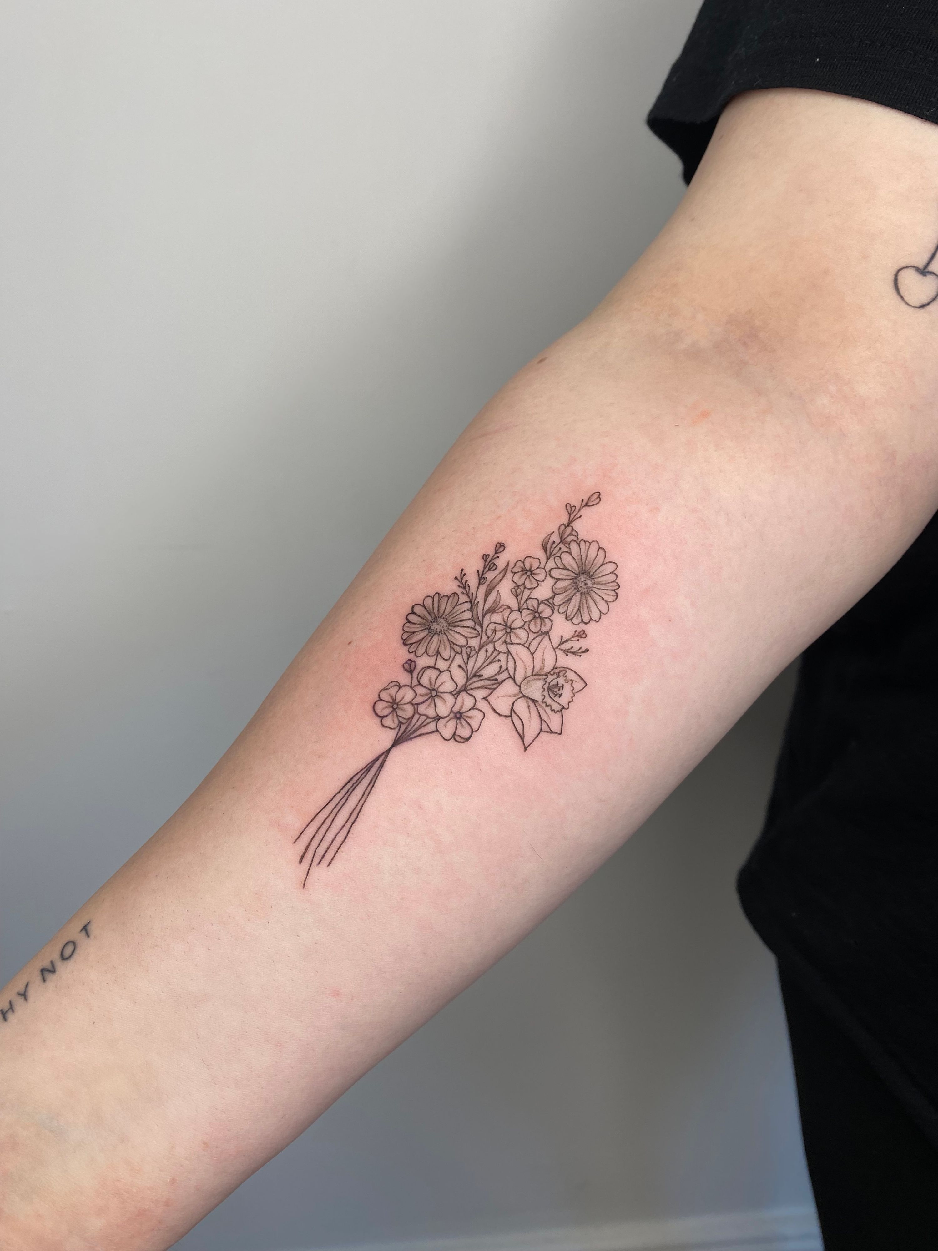 Flower Bouquet im Botanical, Floral Style auf Unterarm von Sadmeply Tattoo in Hamburg