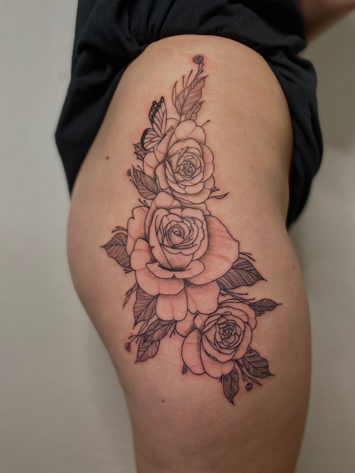 Hip piece roses & butterfly im Botanical, Floral Style auf Hüfte / Taille von Sadmeply Tattoo in Hamburg