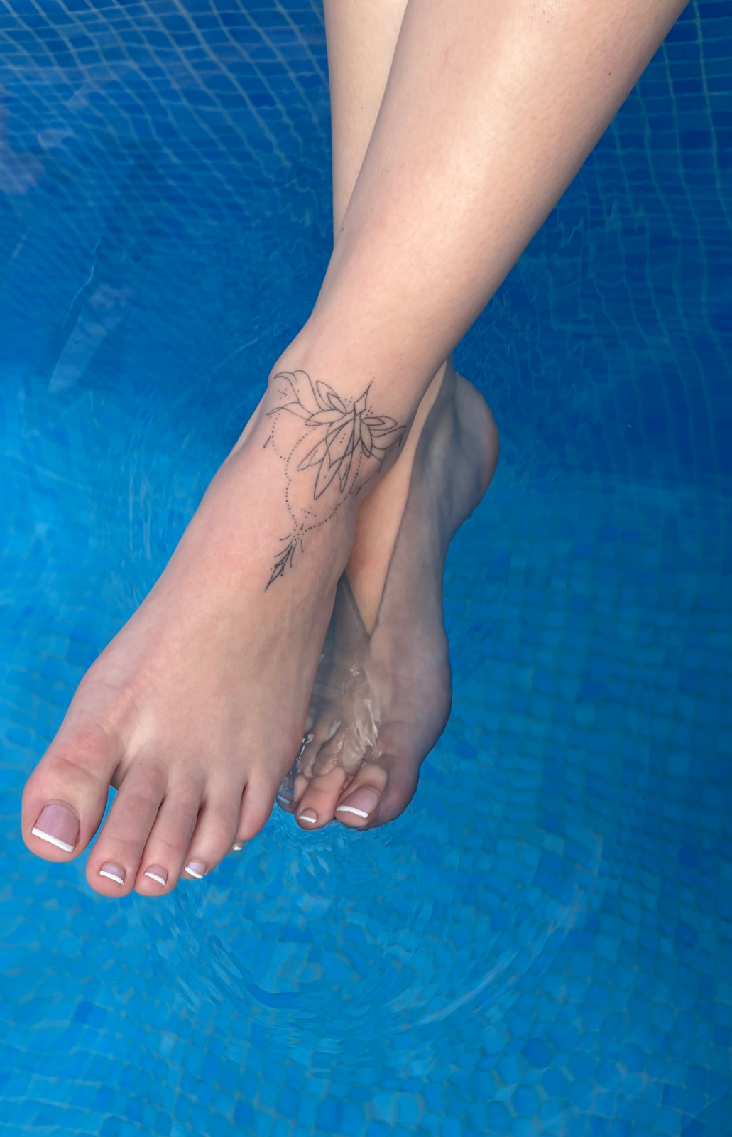 Ornamentale Füßkette im Ornamental Style auf Knöchel von Sadmeply Tattoo in Hamburg