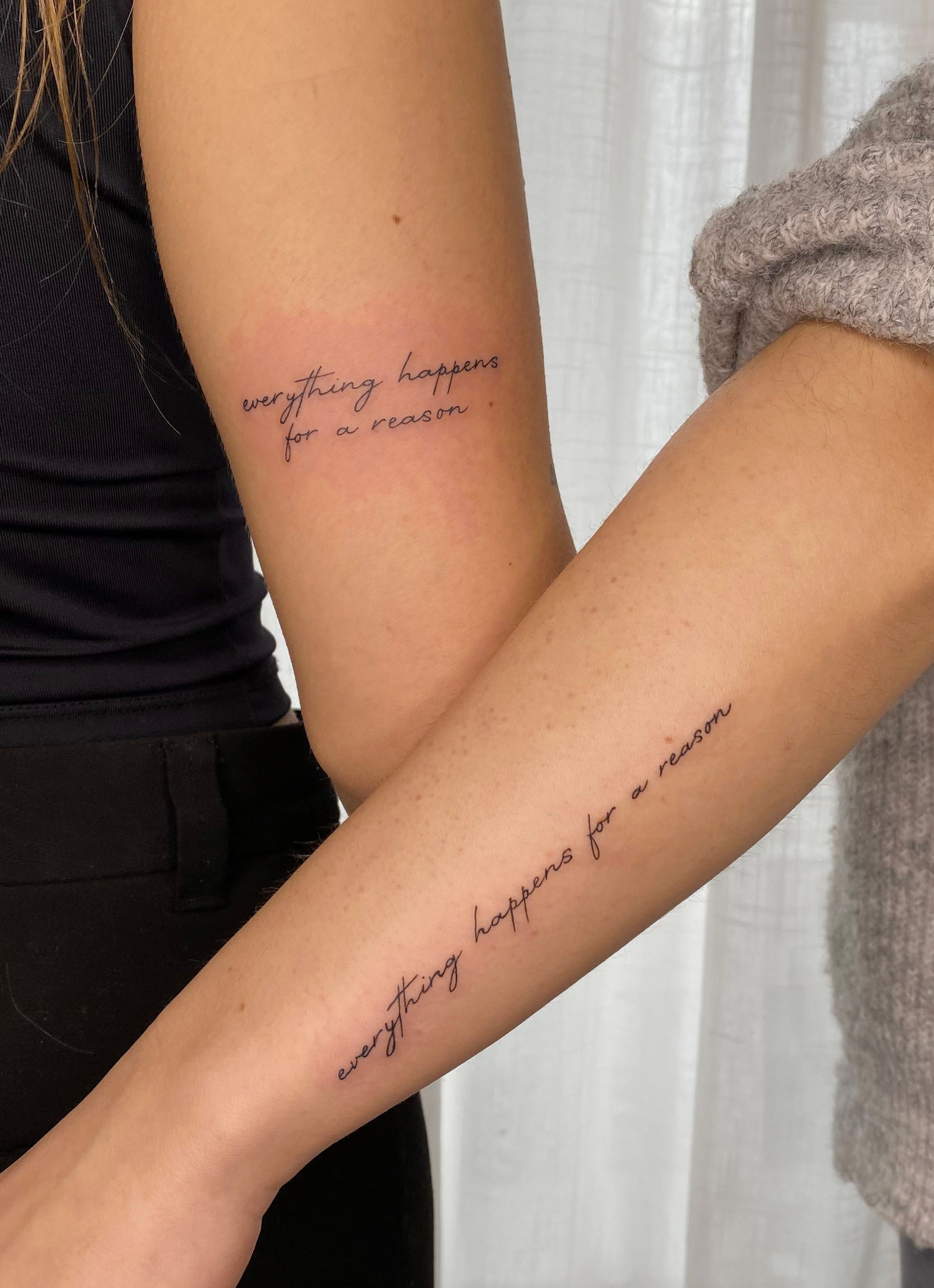 Lettering Friendship Tattoo im Small Style auf Unterarm von Sadmeply in Hamburg