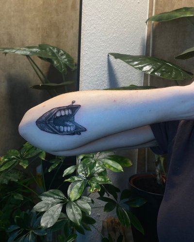 Kapitalistischer Geldbeutel in Black & Gray style on Forearm by schandflecktattoo Freiburg im Breisgau