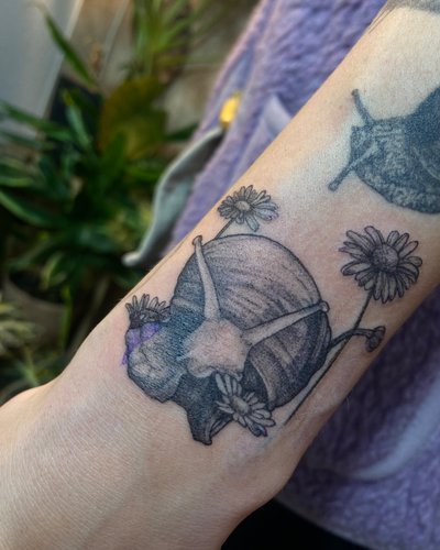 Schnecke, die ein Gänseblümchen mampft in Microrealistic style by schandflecktattoo Freiburg im Breisgau