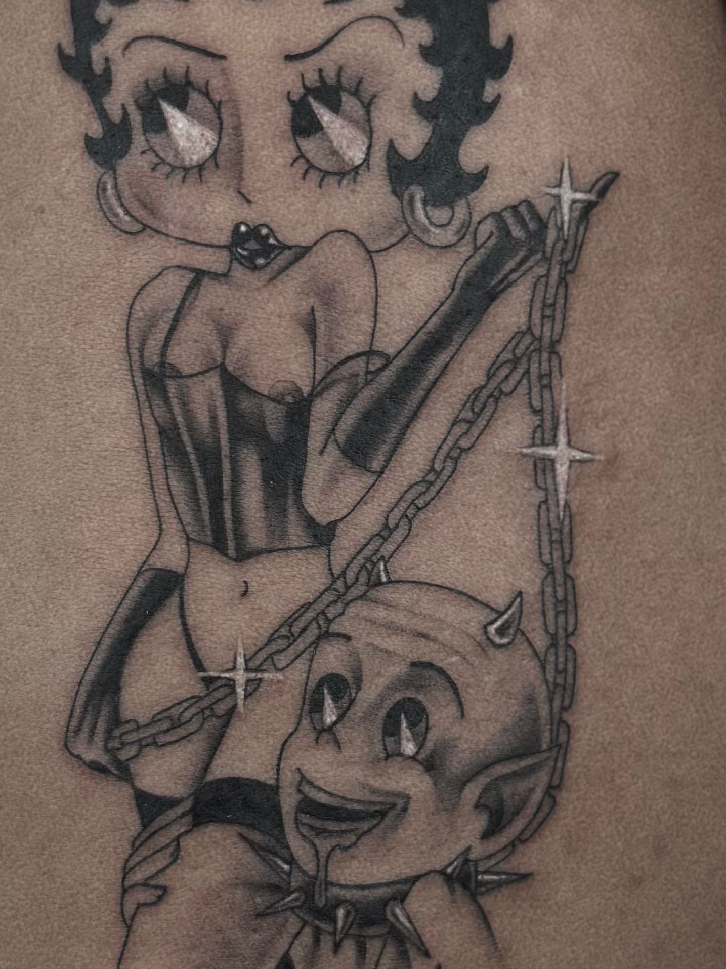 Betty Boop im Black & Gray Style auf Oberschenkel von Haskin in Leipzig