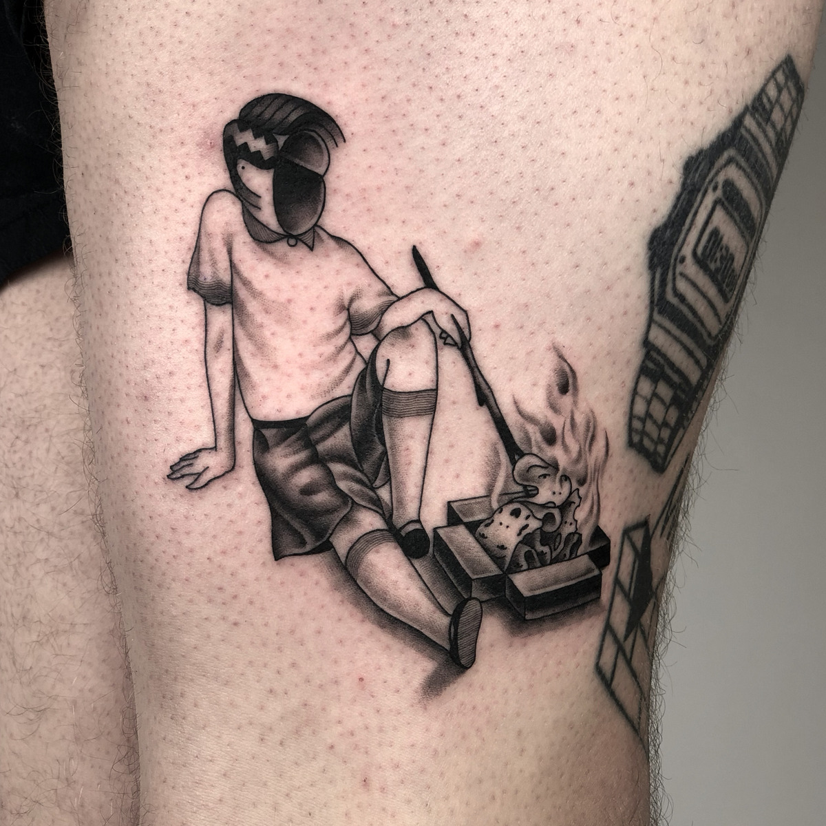 Faceless boy im Black & Gray Style auf Oberschenkel von Haskin in Leipzig