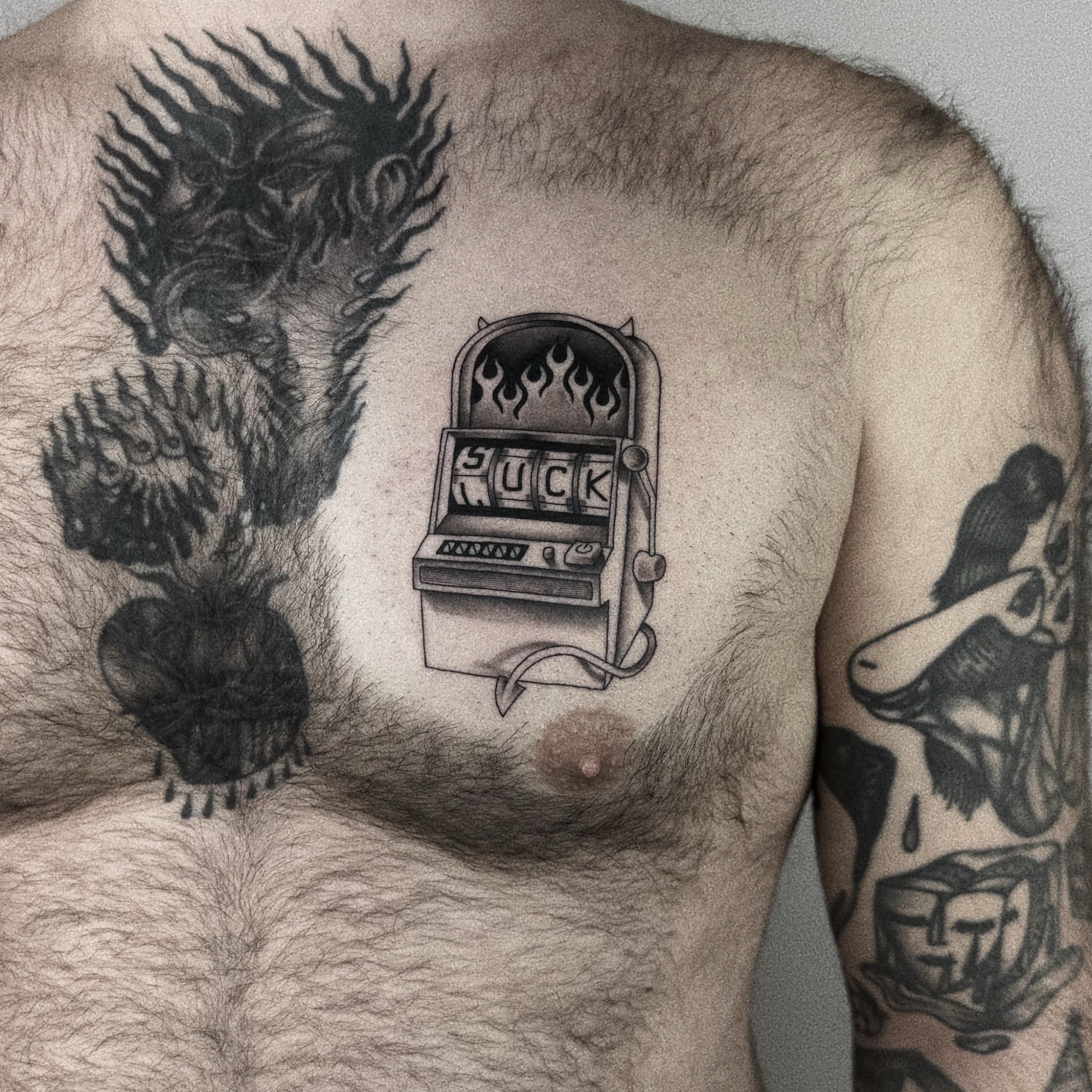 Luck im Black & Gray Style auf Brust von Haskin in Leipzig