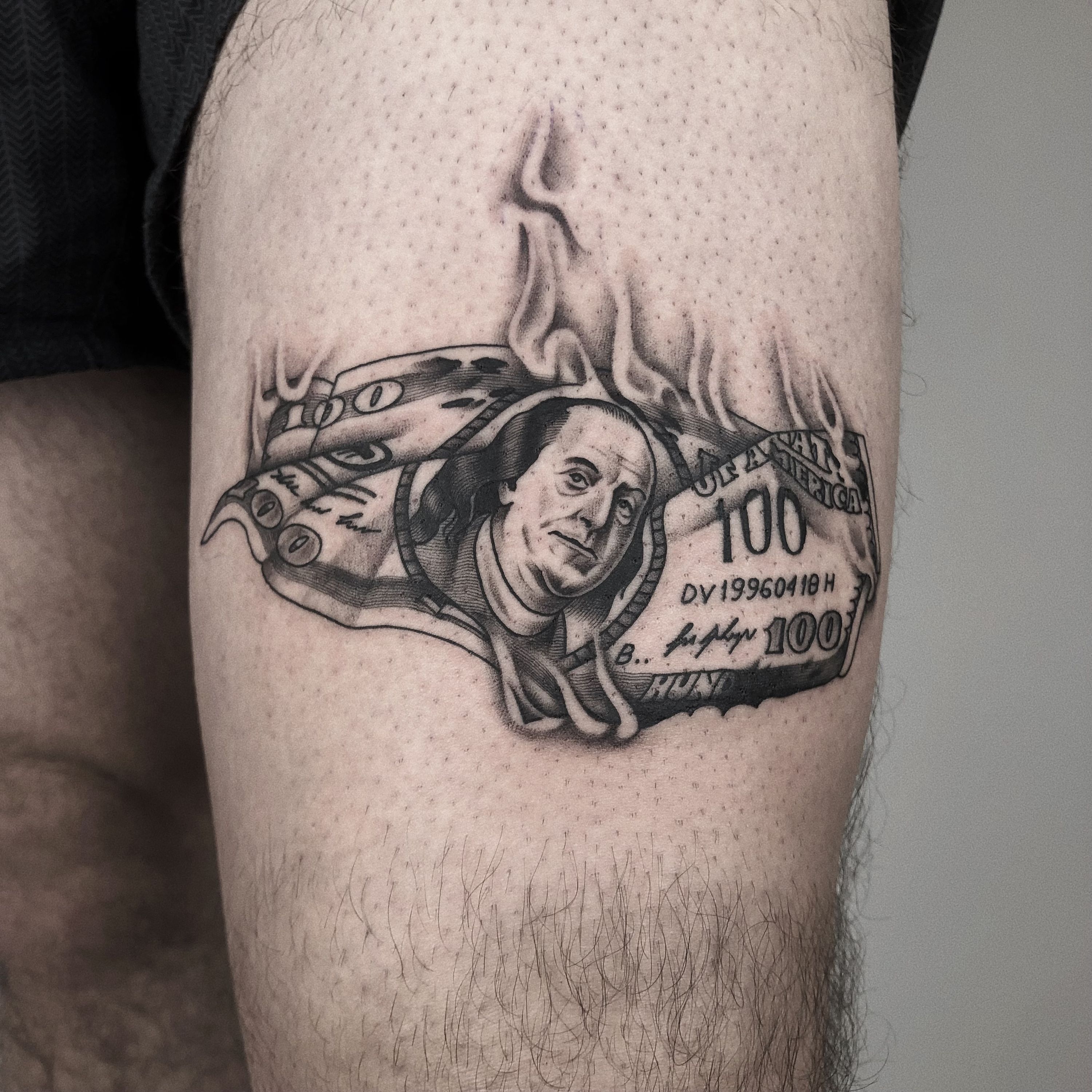 Money im Black & Gray Style auf Oberschenkel von Haskin in Leipzig