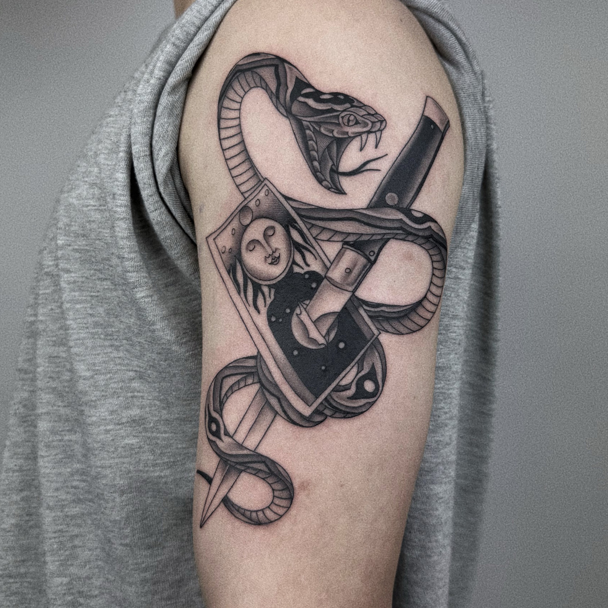 Snake im Black & Gray Style auf Schulter von Haskin in Leipzig