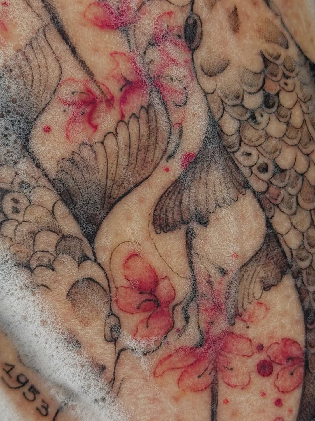 Blumen Illustrative Rücken-Tattoo im Style auf Rücken von kaleriiaa tattoo in Lübeck