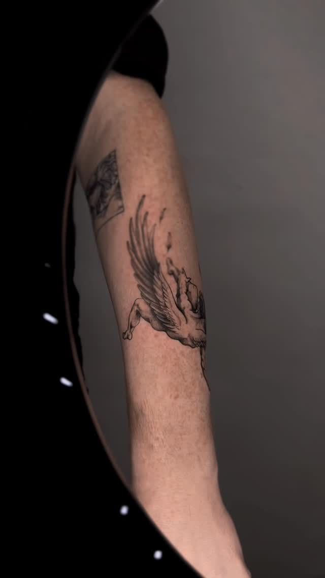 Engel Illustrative Unterarm-Tattoo im Style auf Unterarm von kaleriiaa tattoo in Lübeck