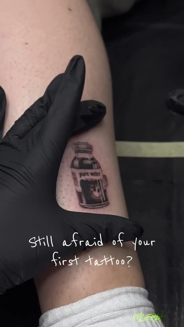 Flasche Illustrative Unterarm-Tattoo im Style auf Unterarm von kaleriiaa tattoo in Lübeck