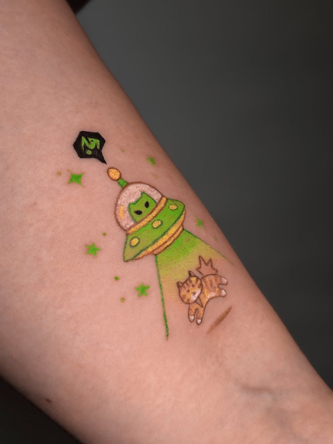 UFO Katze Kawaii Unterarm-Tattoo im Style auf Unterarm von kaleriiaa tattoo in Lübeck