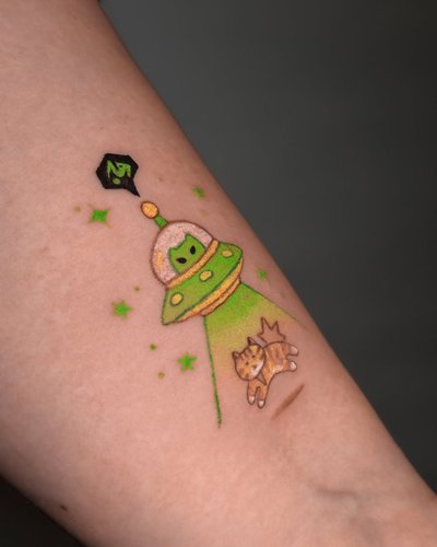 UFO Katze Kawaii Unterarm-Tattoo im Style auf Unterarm von kaleriiaa tattoo in Lübeck