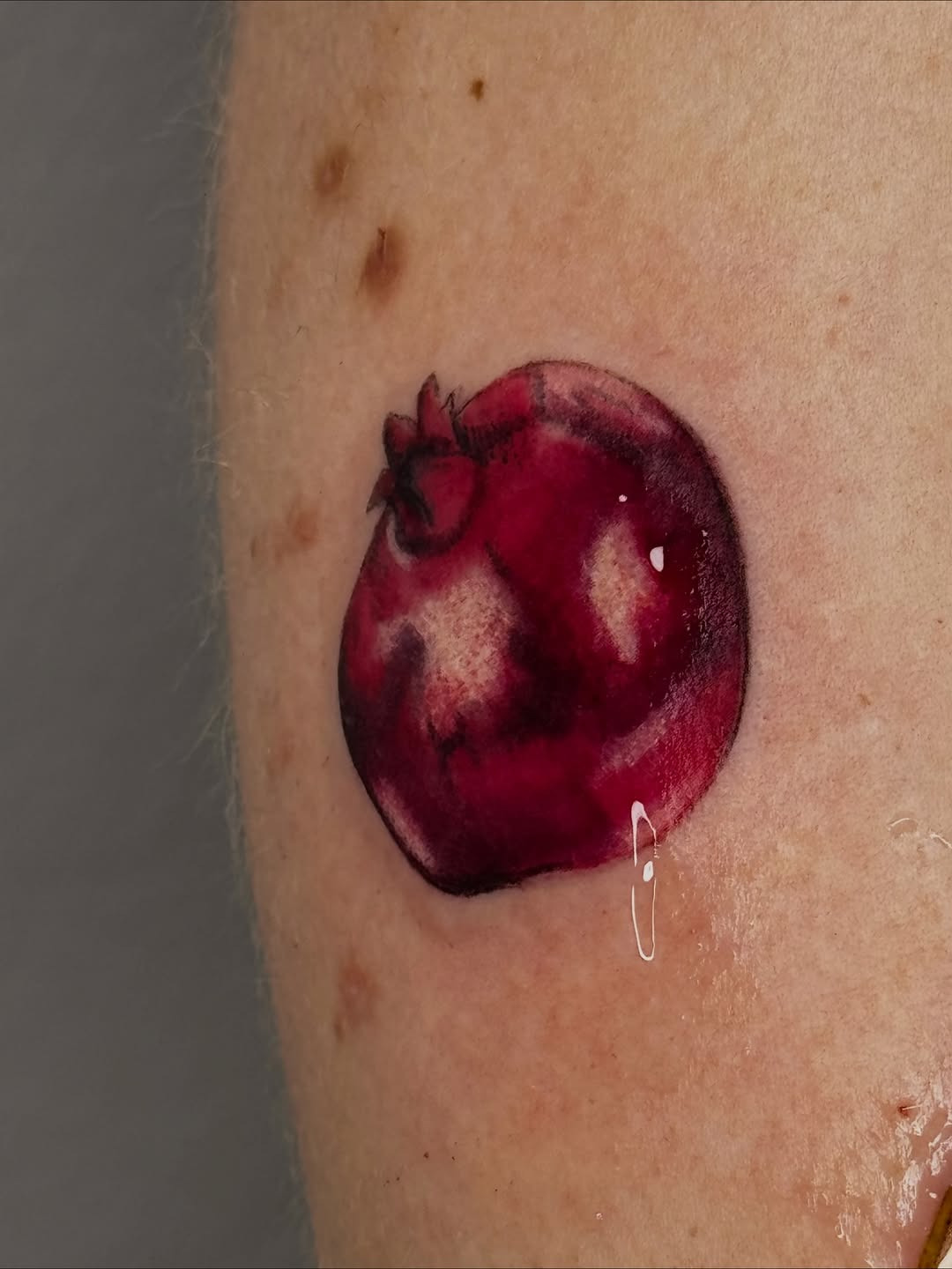 Granatapfel Realistische Oberarm-Tattoo in Realistic style on Upper Arm by kaleriiaa tattoo Lübeck