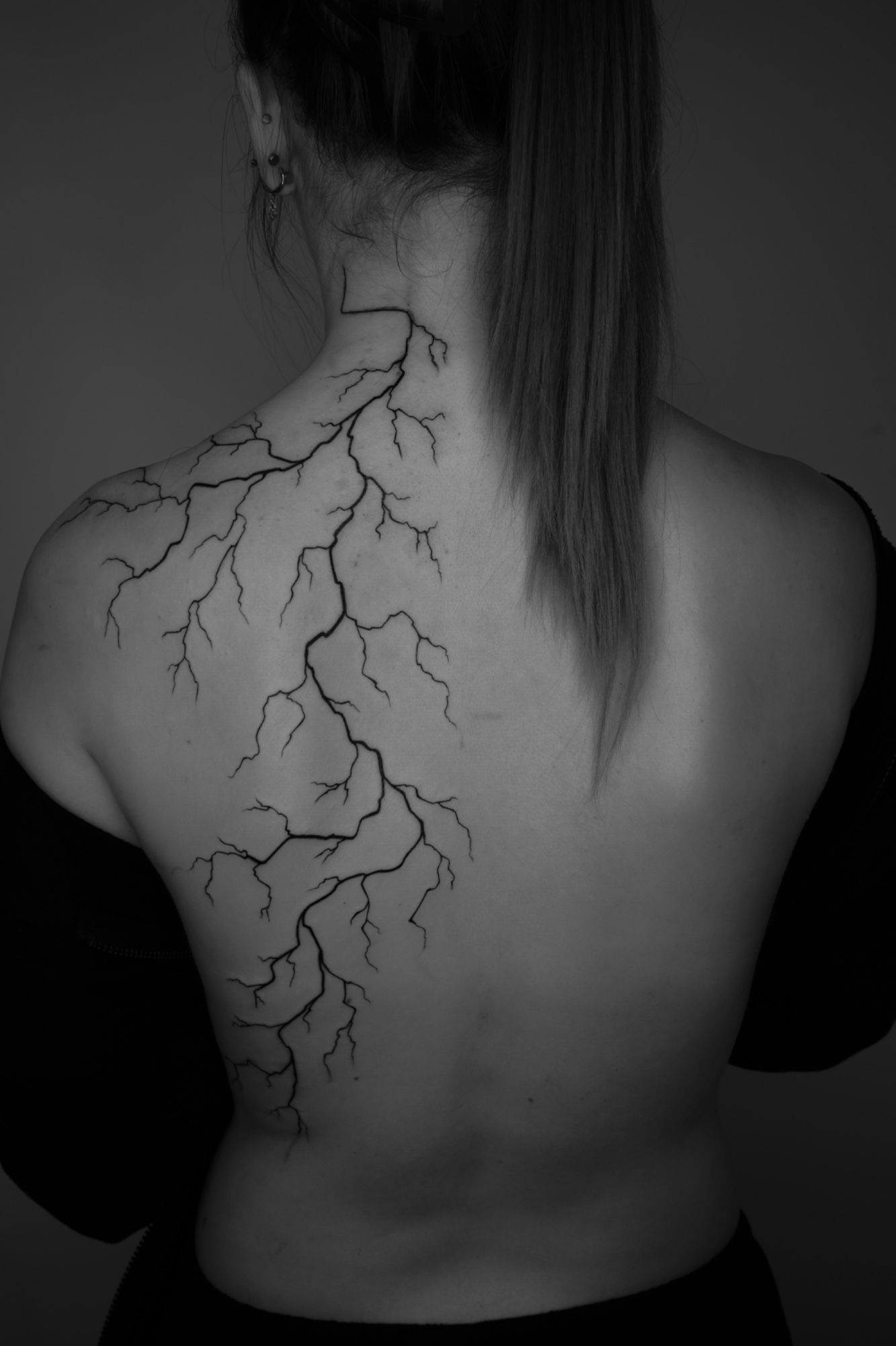 Blitz / Rücken im Abstract Style auf von Ziska Ink Tattoo Studio in 27339