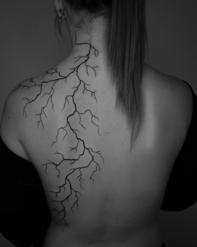 Blitz / Rücken im Abstract Style auf von Ziska Ink Tattoo Studio in 27339