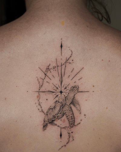 Schildkröte / Kompass im Abstract Style auf Rücken von Ziska Ink Tattoo Studio in 27339
