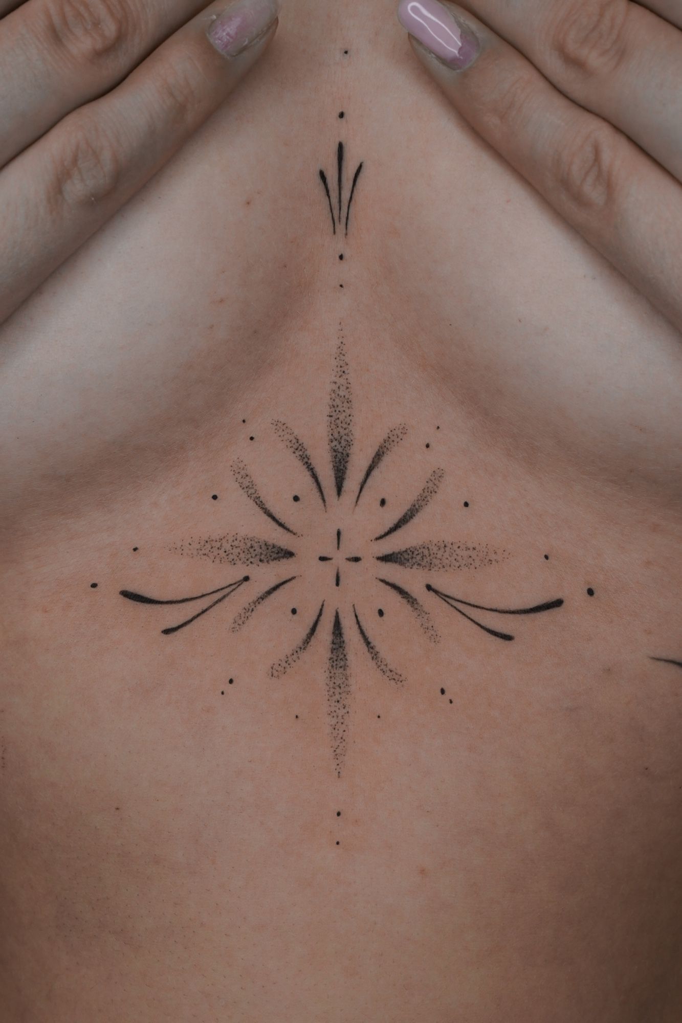 Underboob Dotwork / Ornamental im Style von Ziska Ink Tattoo Studio in 27339