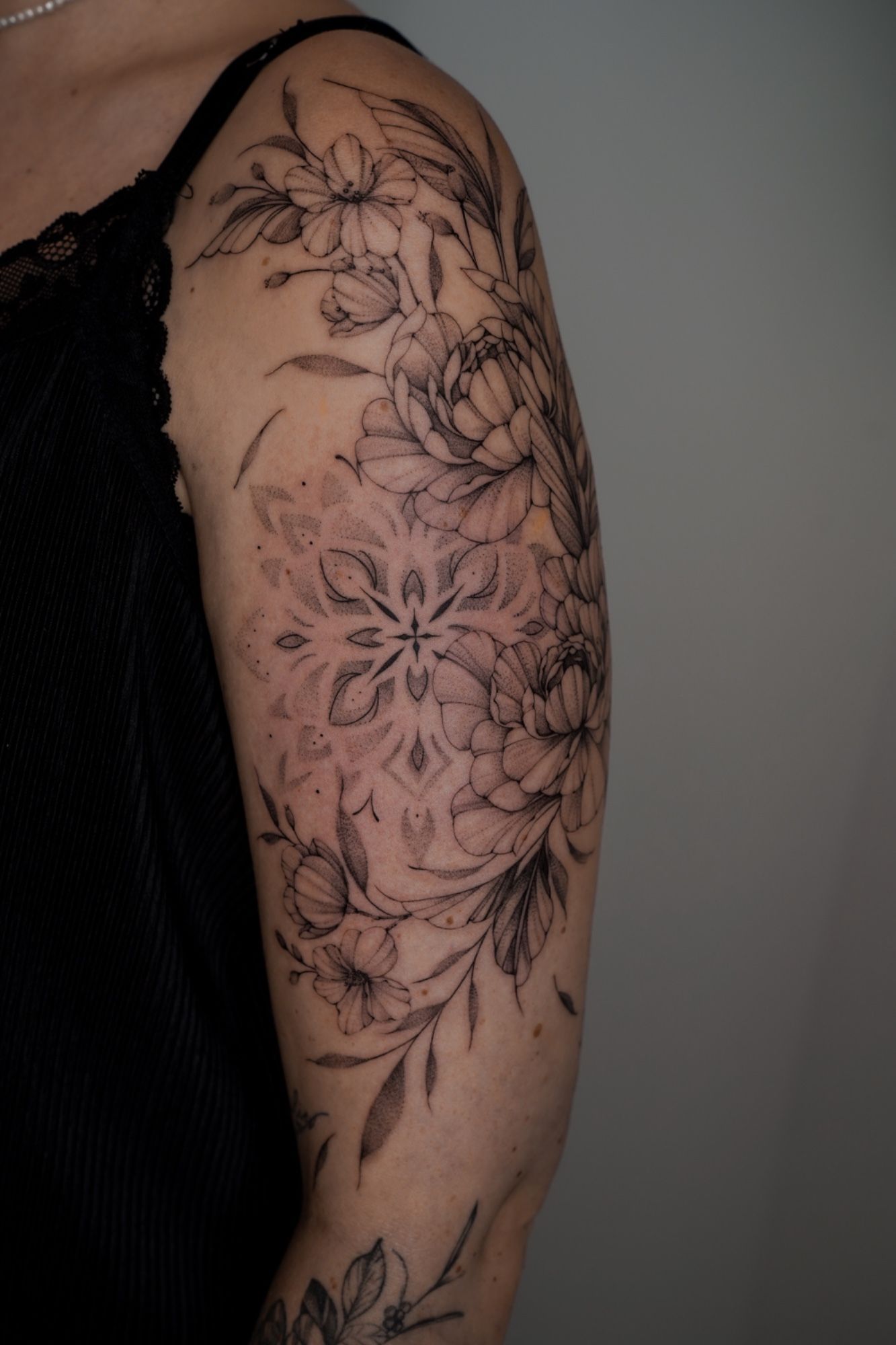 Botanical Concept im Botanical, Floral Style auf Oberarm von Ziska Ink Tattoo Studio in 27339