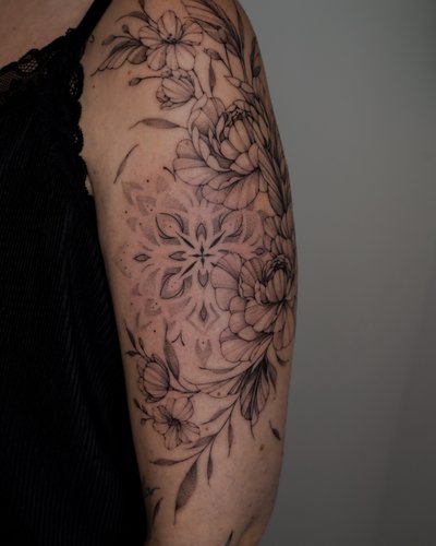 Botanical Concept im Botanical, Floral Style auf Oberarm von Ziska Ink Tattoo Studio in 27339
