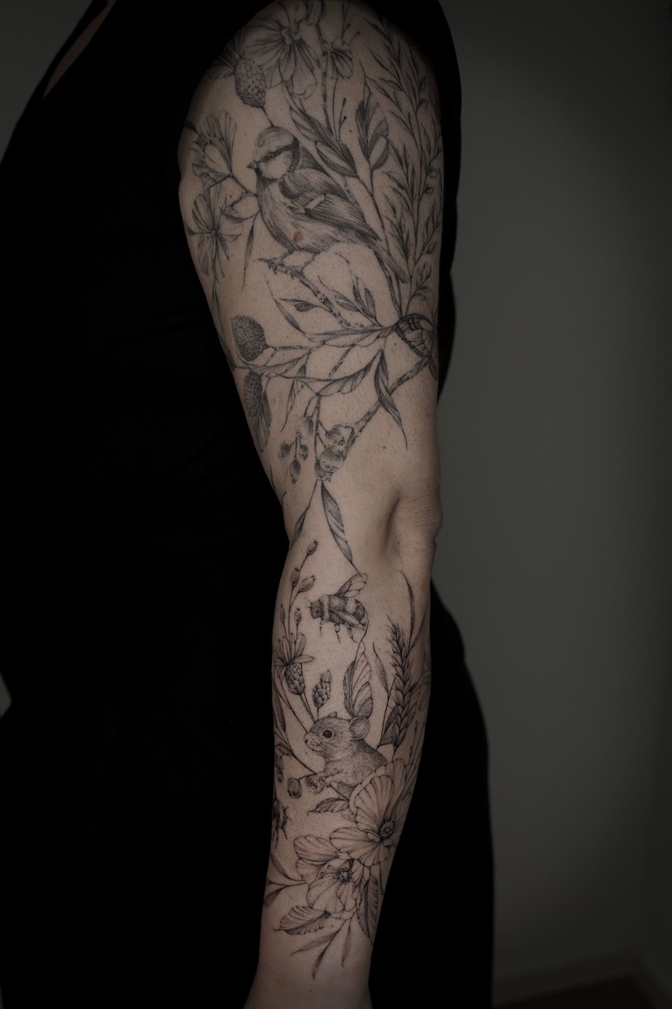 Flora & Fauna Sleeve im Botanical, Floral Style auf Unterarm von Ziska Ink Tattoo Studio in 27339
