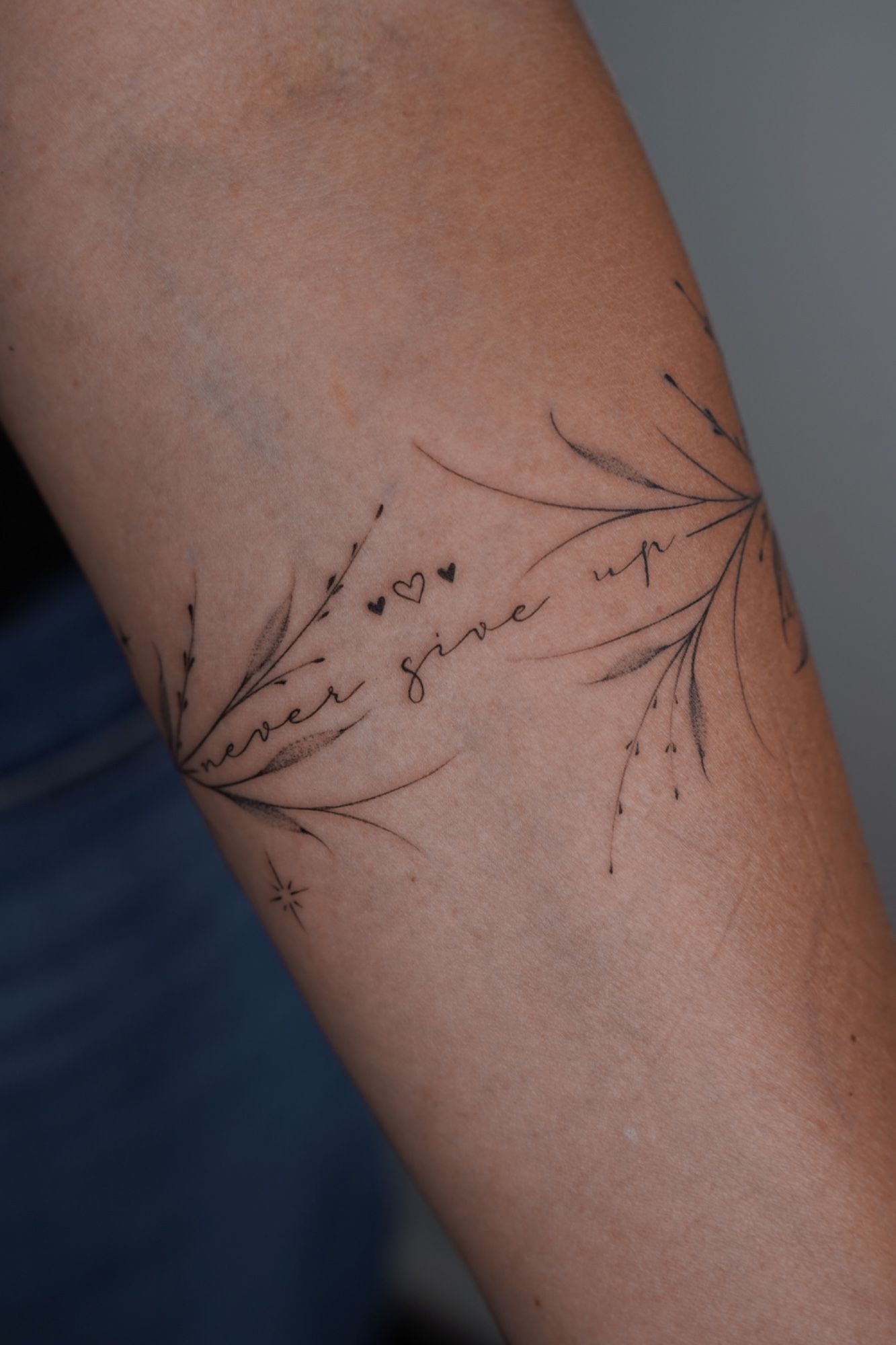 Florales Armband inkl. Schriftzug in Botanical, Floral style on Forearm by Ziska Ink Tattoo Studio 27339