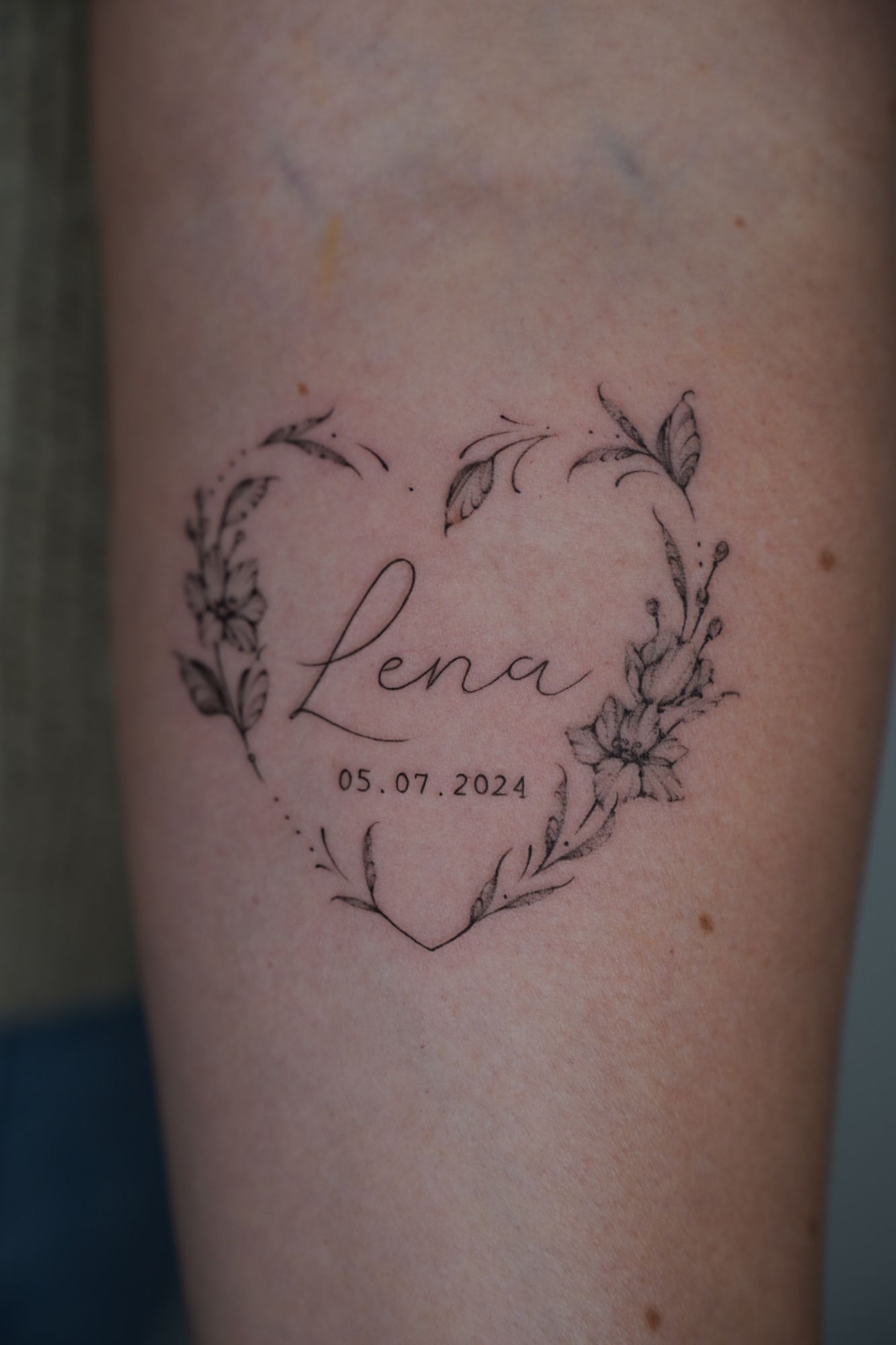 Florales Herz mit Schrift im Botanical, Floral Style auf Unterarm von Ziska Ink Tattoo Studio in 27339