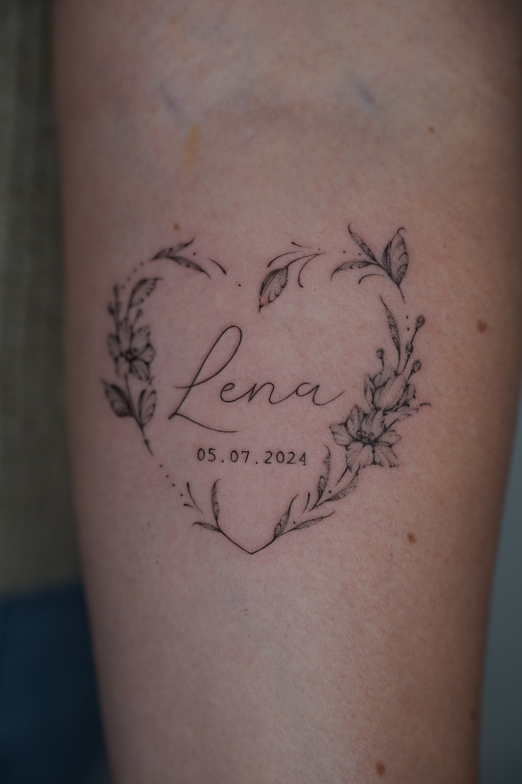 Florales Herz mit Schrift im Botanical, Floral Style auf Unterarm von Ziska Ink Tattoo Studio in 27339