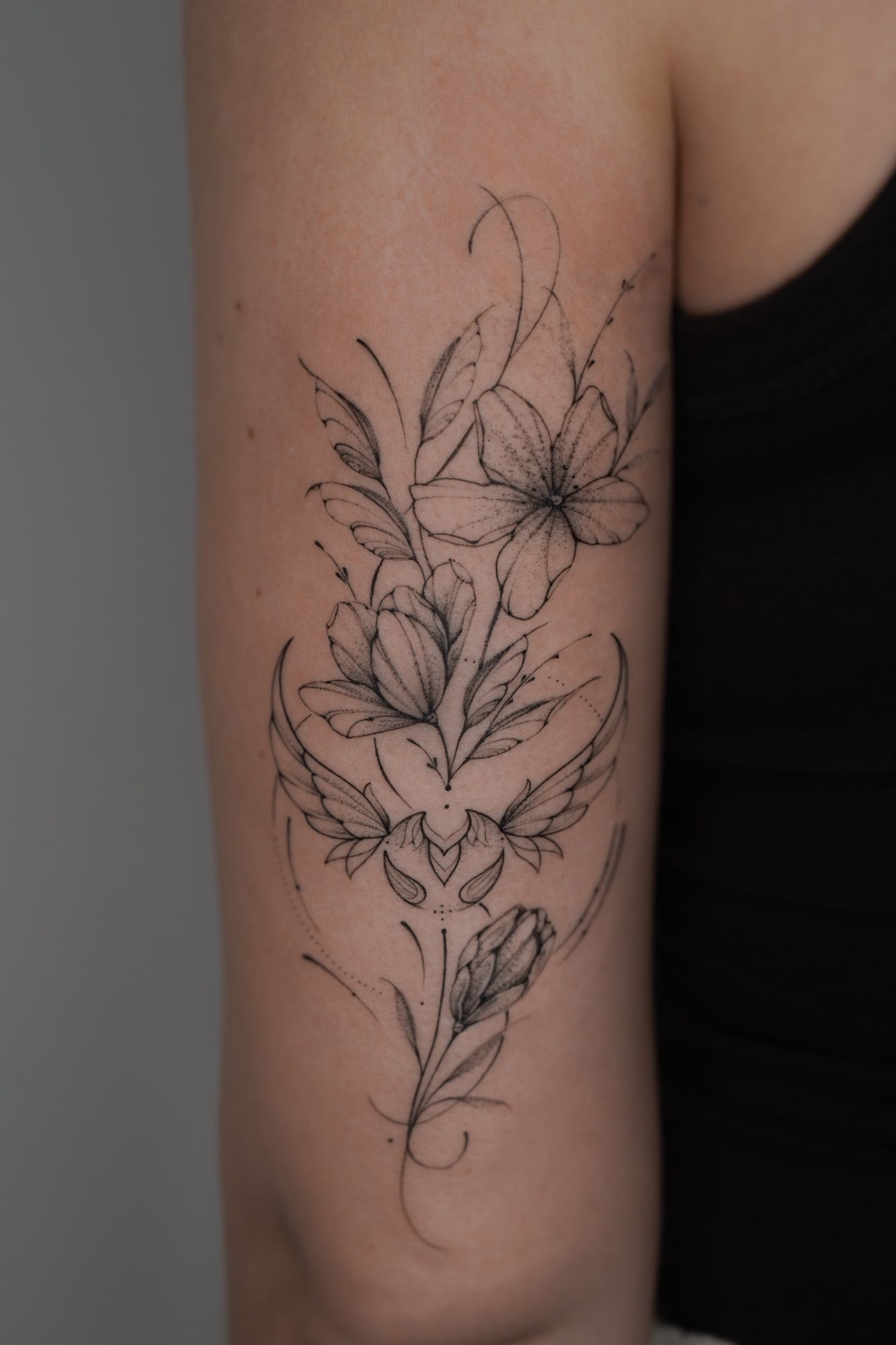 Goldener Schnatz / Blumen in Botanical, Floral style on Upper Arm by Ziska Ink Tattoo Studio 27339