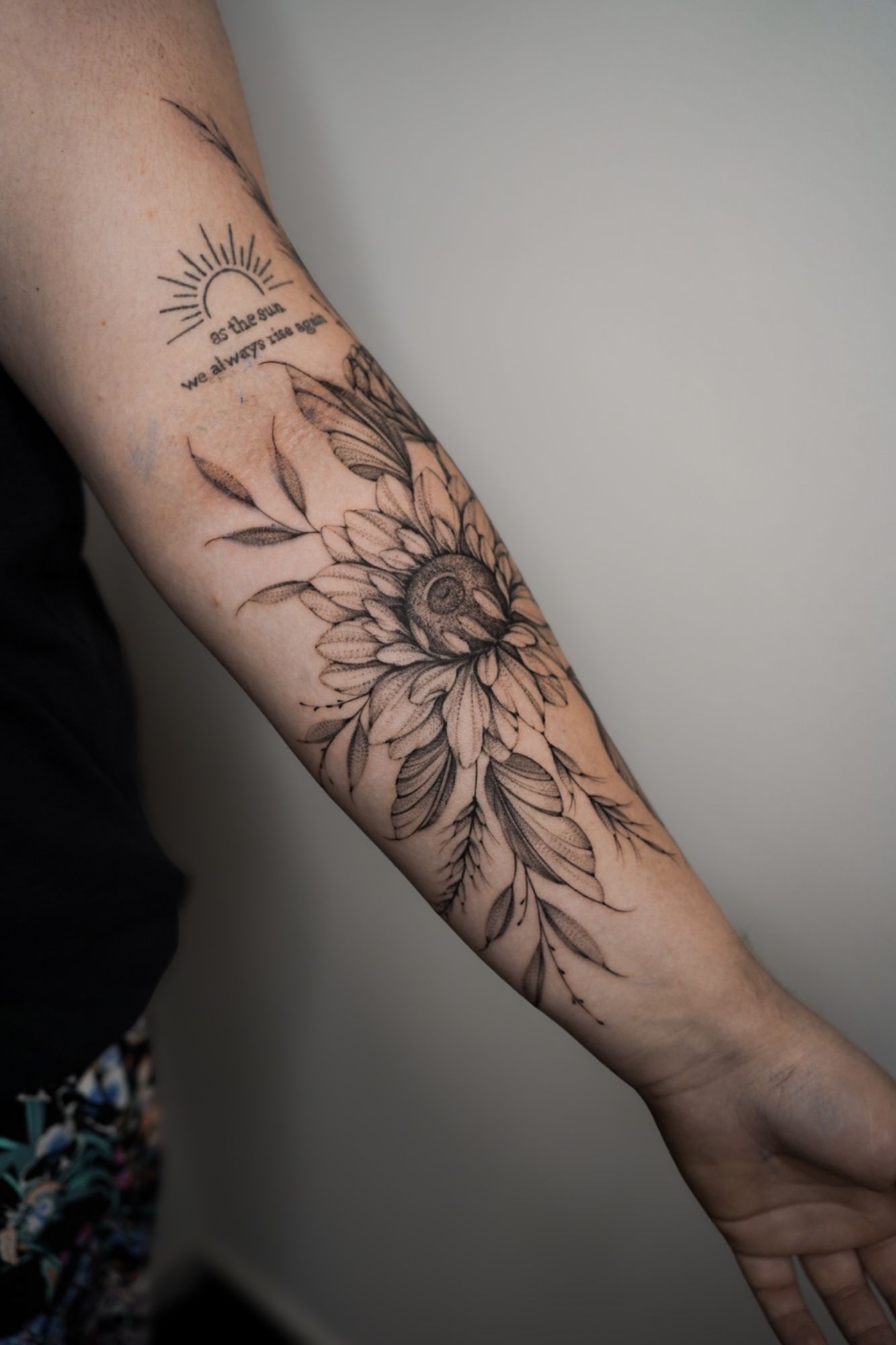 Sonnenblume im Botanical, Floral Style auf Unterarm von Ziska Ink Tattoo Studio in 27339