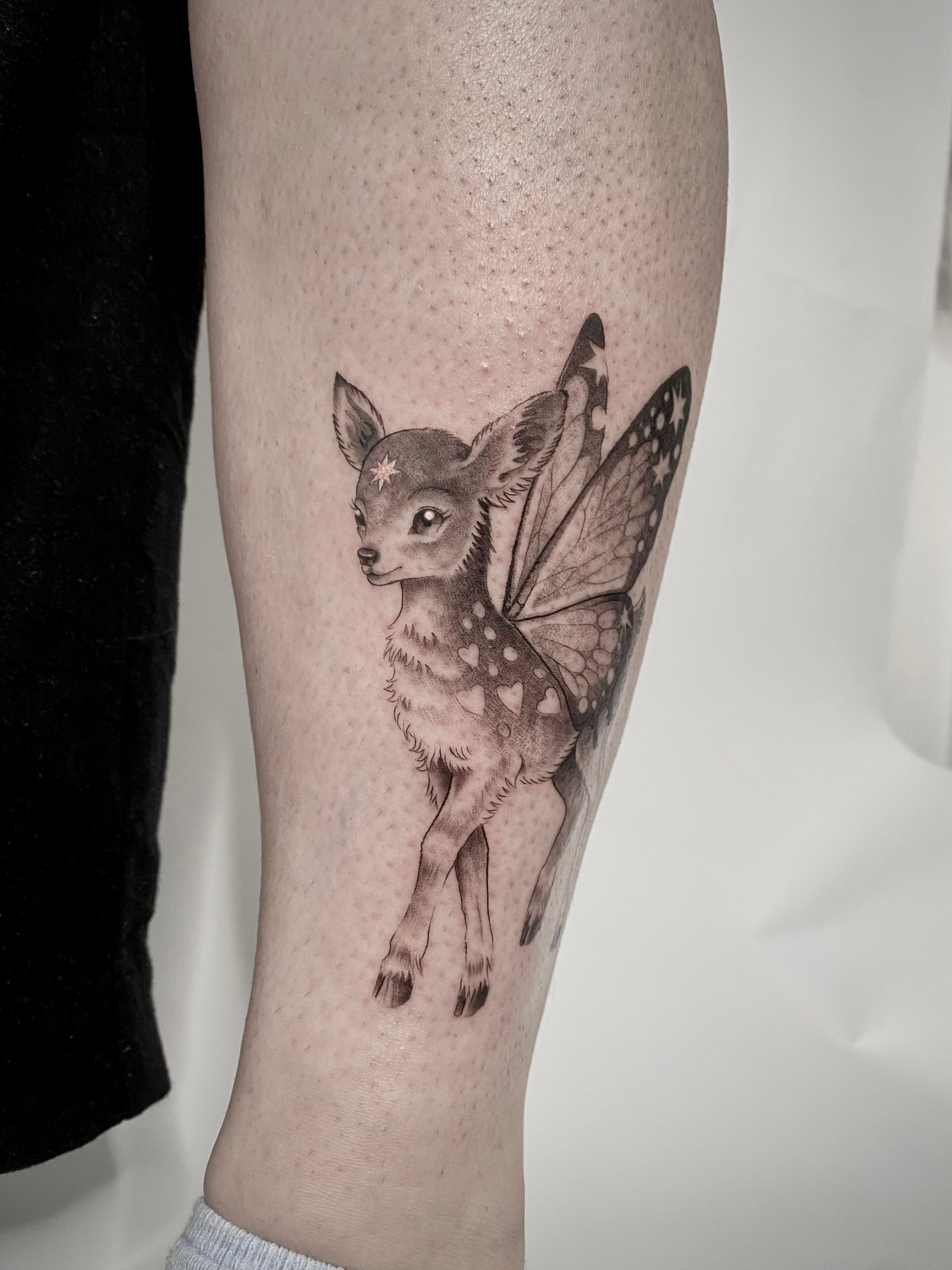 Fabeltier Reh Bambi mit Schmetterlingsflügel im Black & Gray Style auf Schienbein von Teo in Lübeck