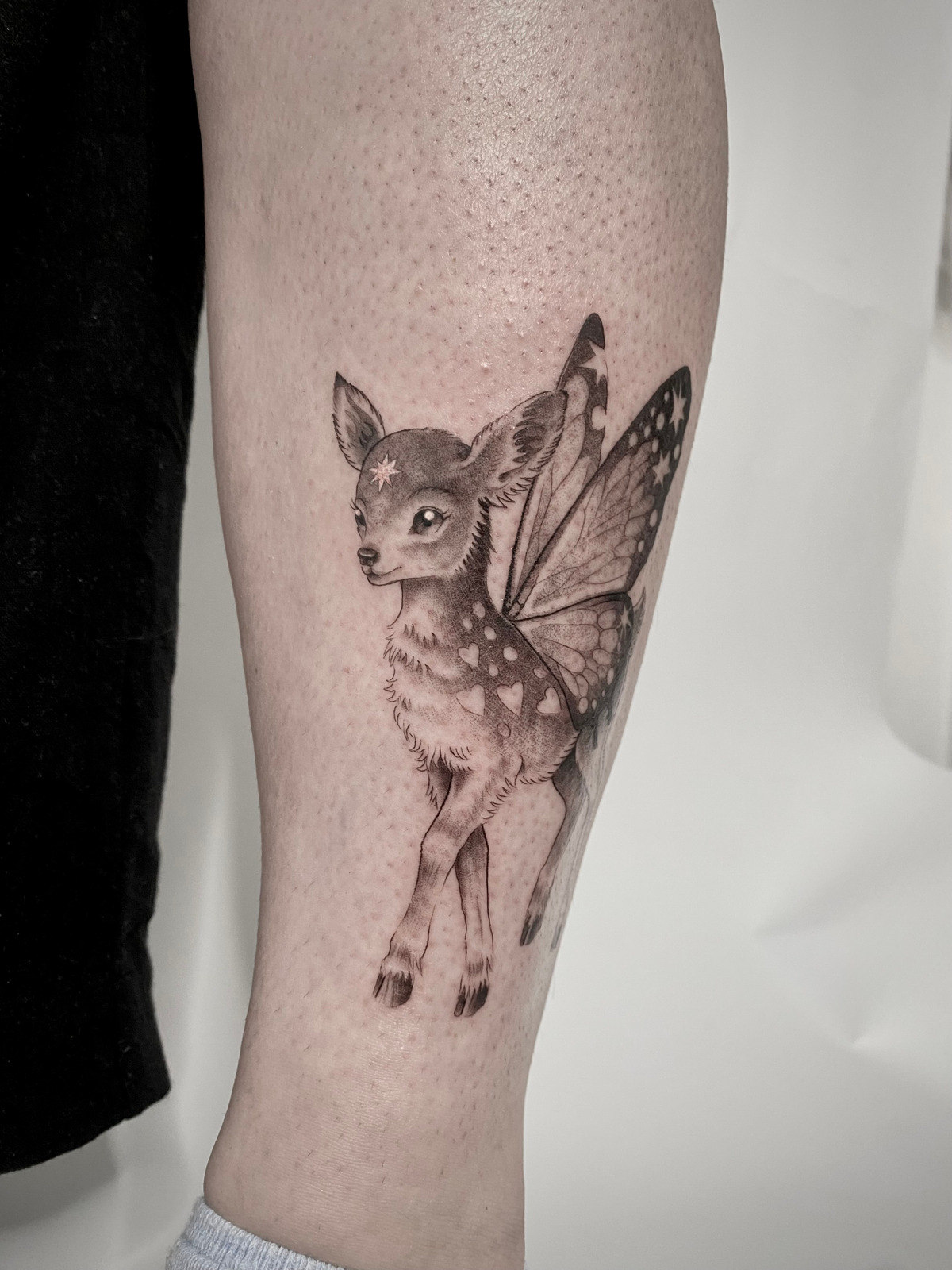 Fabeltier Reh Bambi mit Schmetterlingsflügel in Black & Gray style on Shin by Teo Lübeck