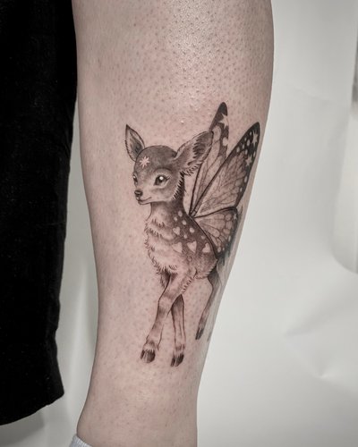 Fabeltier Reh Bambi mit Schmetterlingsflügel im Black & Gray Style auf Schienbein von Teo in Lübeck