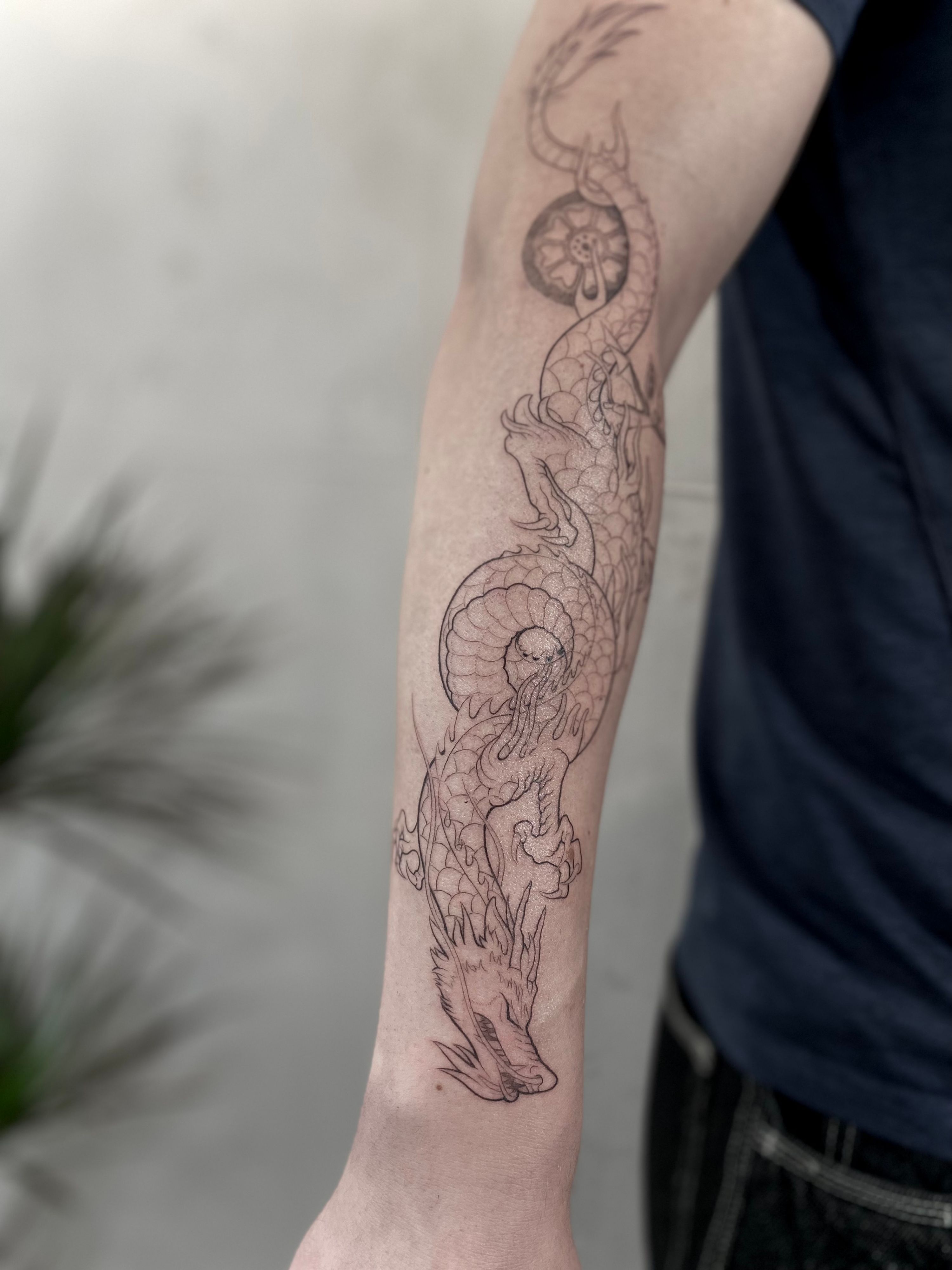 Avatar Drache und Momo im Illustrative Style auf Unterarm von Teo in Lübeck