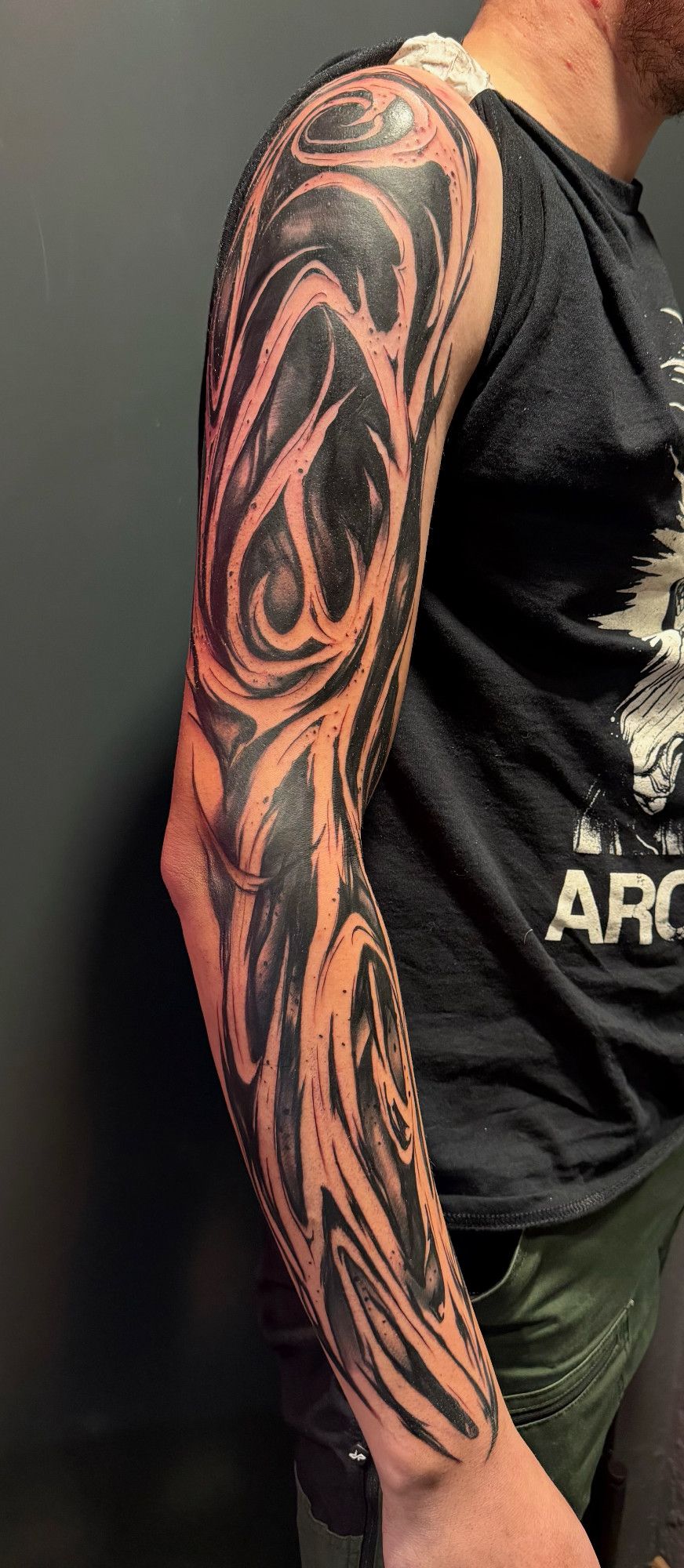 Abstraktes Oberarm Tattoo im Black & Gray Style auf von INKEREI Piercing Dresden in