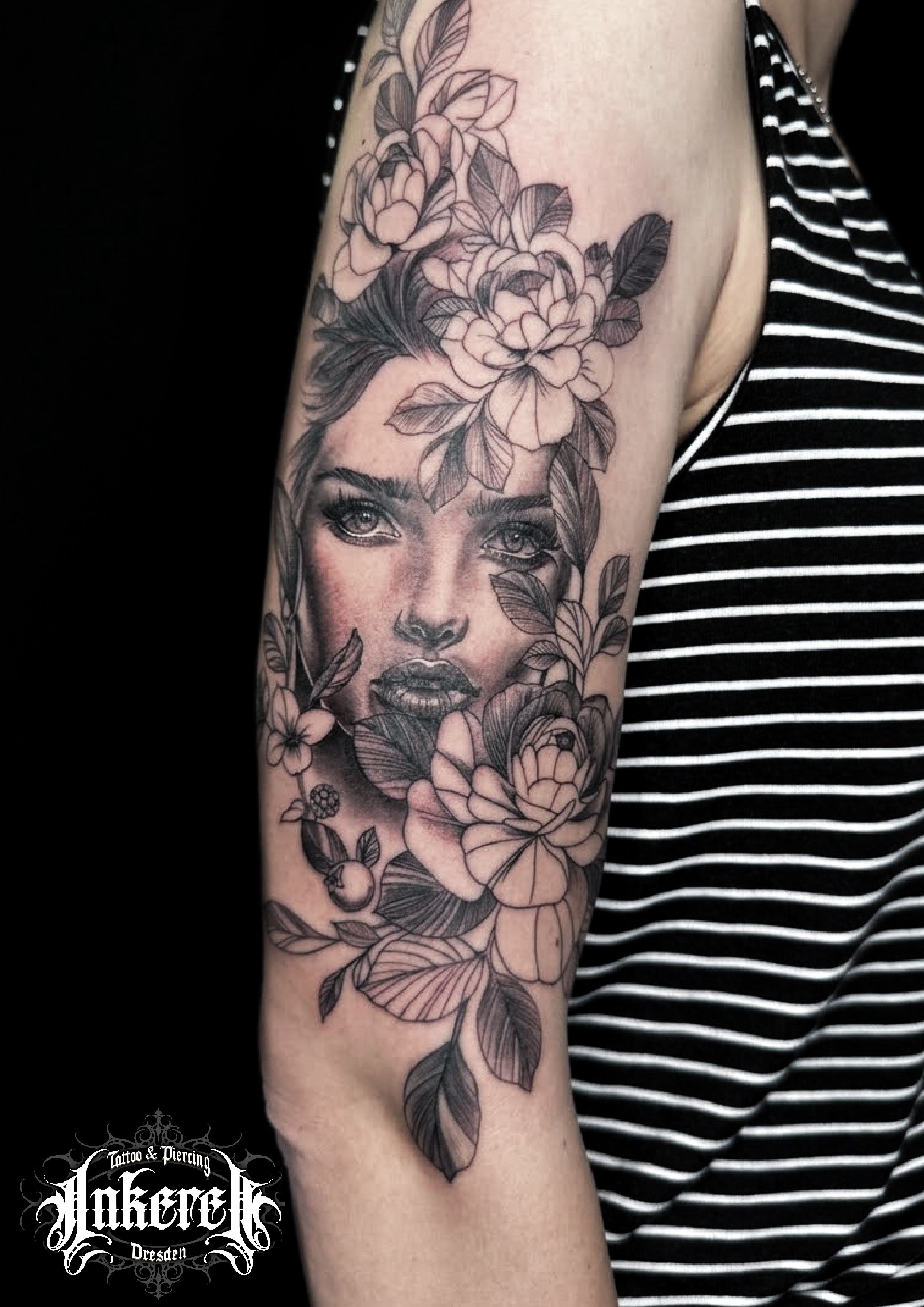 Black & Grey Tattoo im Gray Style auf Oberarm von INKEREI Piercing Dresden in