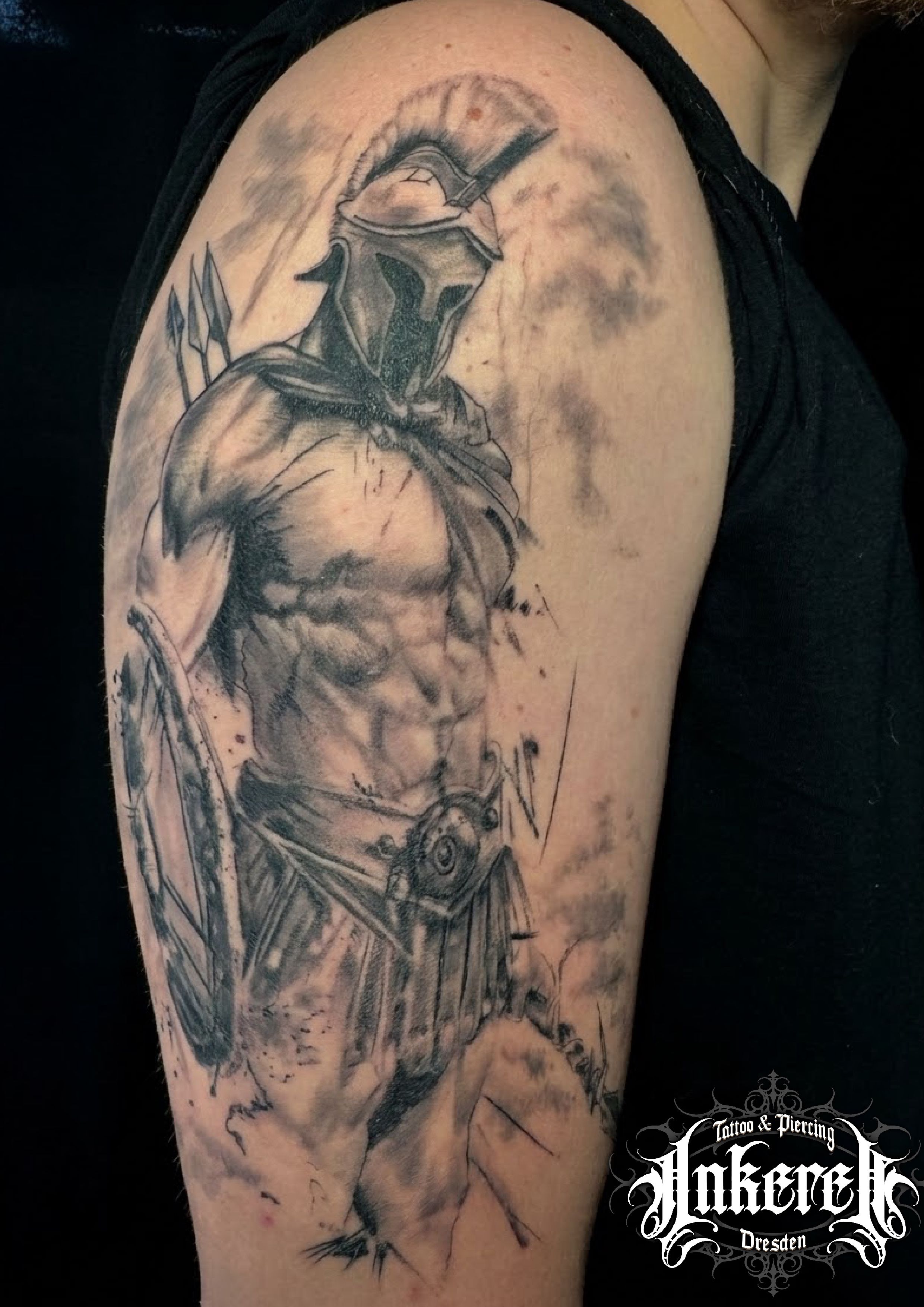 "Spartan" Black & Grey Tattoo im Gray Style auf Oberarm von INKEREI Piercing Dresden in