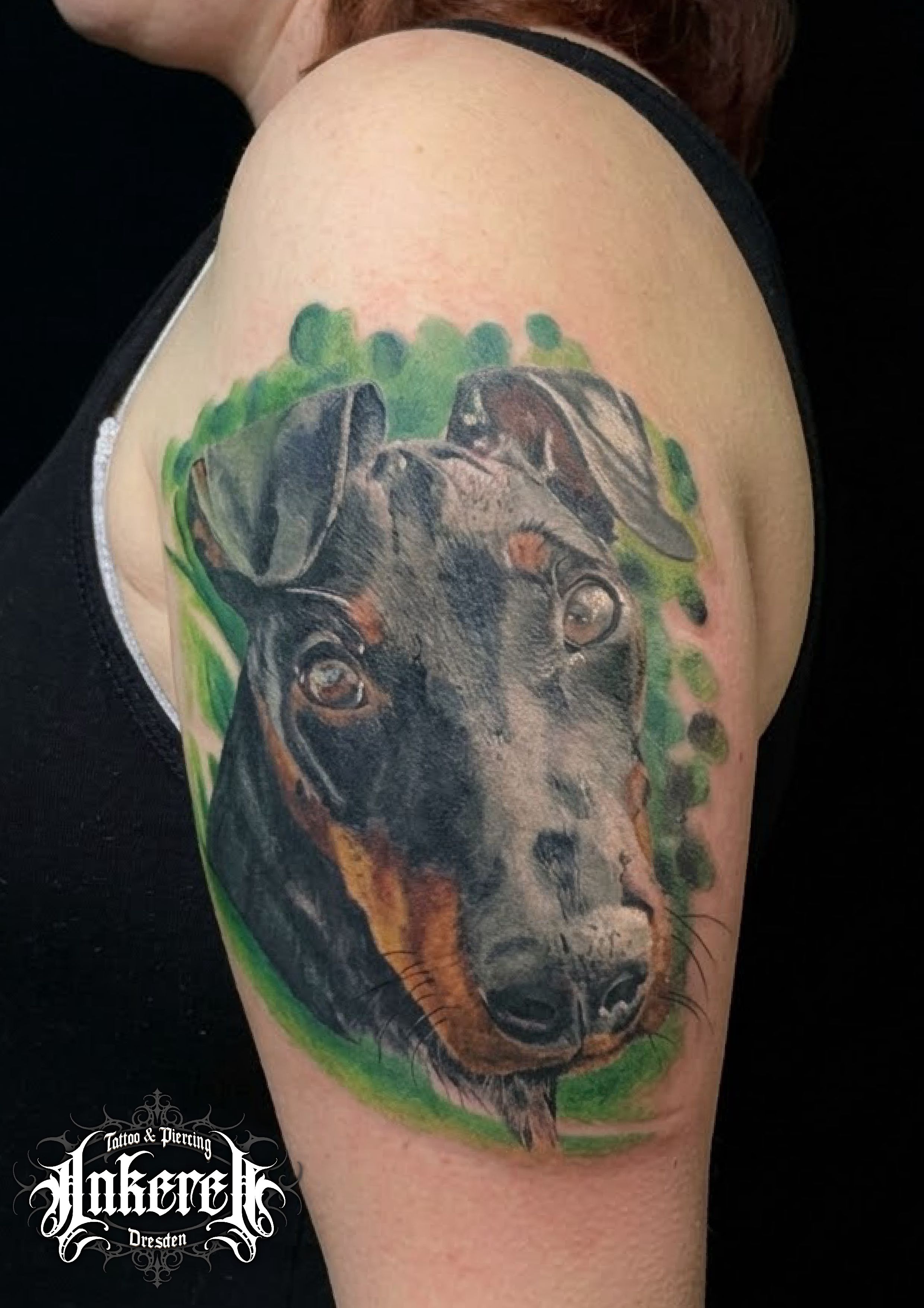 Tierportrait Tätowierung im Realistic Style auf Oberarm von INKEREI Tattoo & Piercing Dresden in