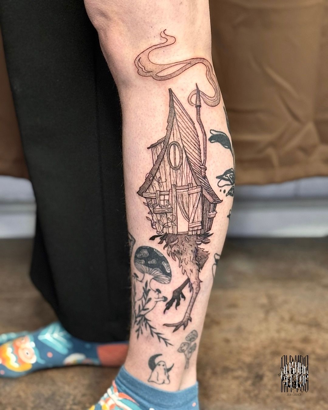 Baba Jaga Hütte aus meinen Flashes in Black & Gray style on Calf by Ein Mü Leipzig