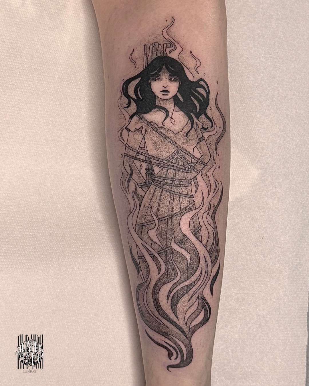 Hexenverbrennung Custom Tattoo im Black & Gray Style auf Wade von Alruna in Leipzig