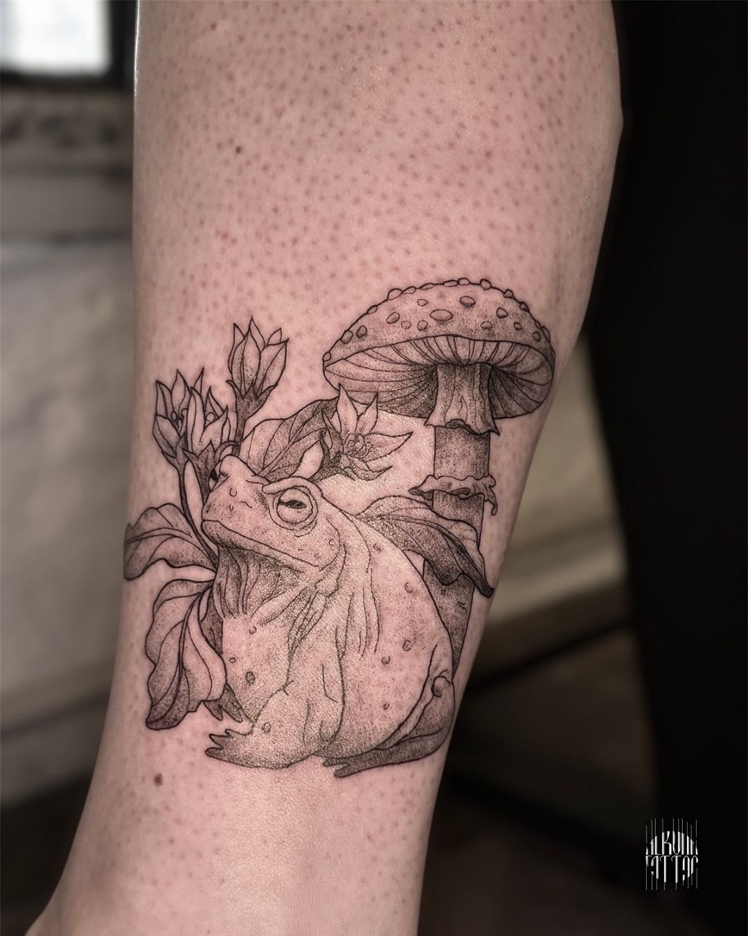 Kröte mit Fliegenpilz und Alraune aus meinen Flashes in Black & Gray style on Ankle by Alruna Tattoo Leipzig