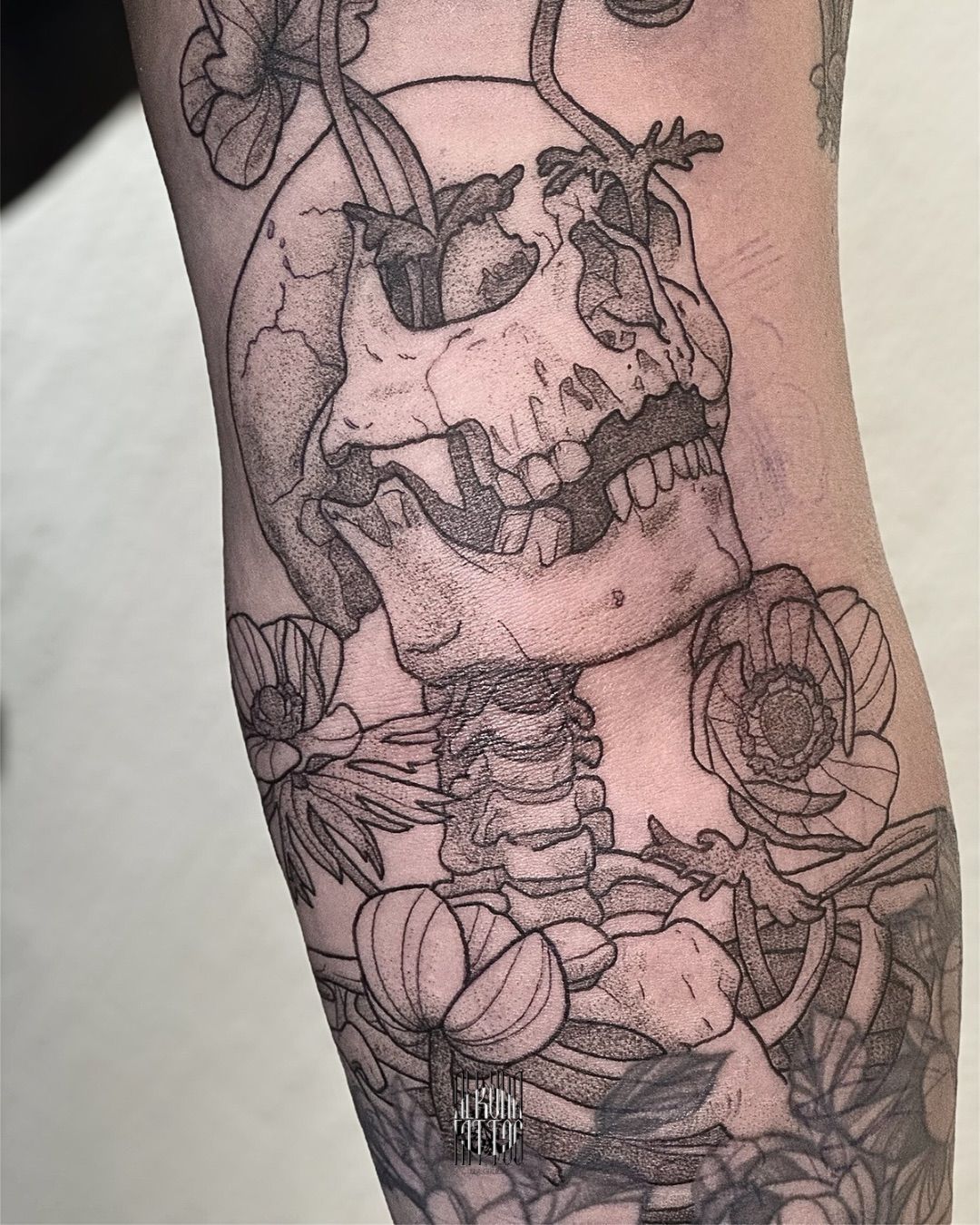 Schädel mit Anemonen - erweitertes Wannado in Black & Gray style on Upper Arm by Alruna Tattoo Leipzig