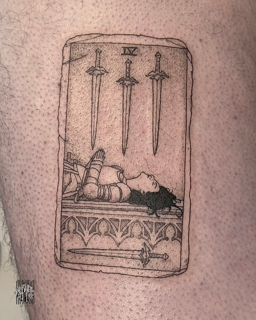 Tatot Karte - der Schwerter im Black & Gray Style auf Oberschenkel von Alruna Tattoo in Leipzig