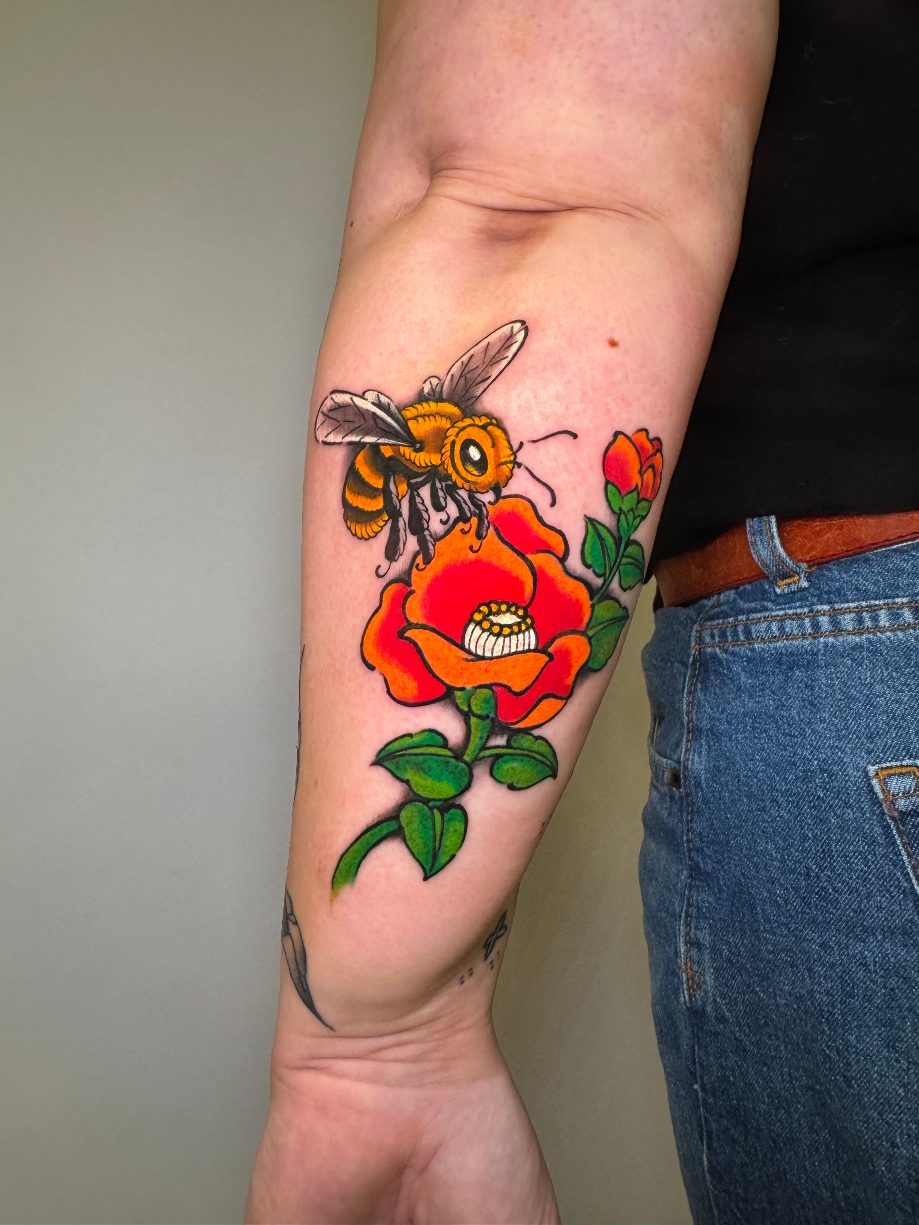 Bee and camelia im Japanese Style auf Unterarm von TremUno in Leipzig